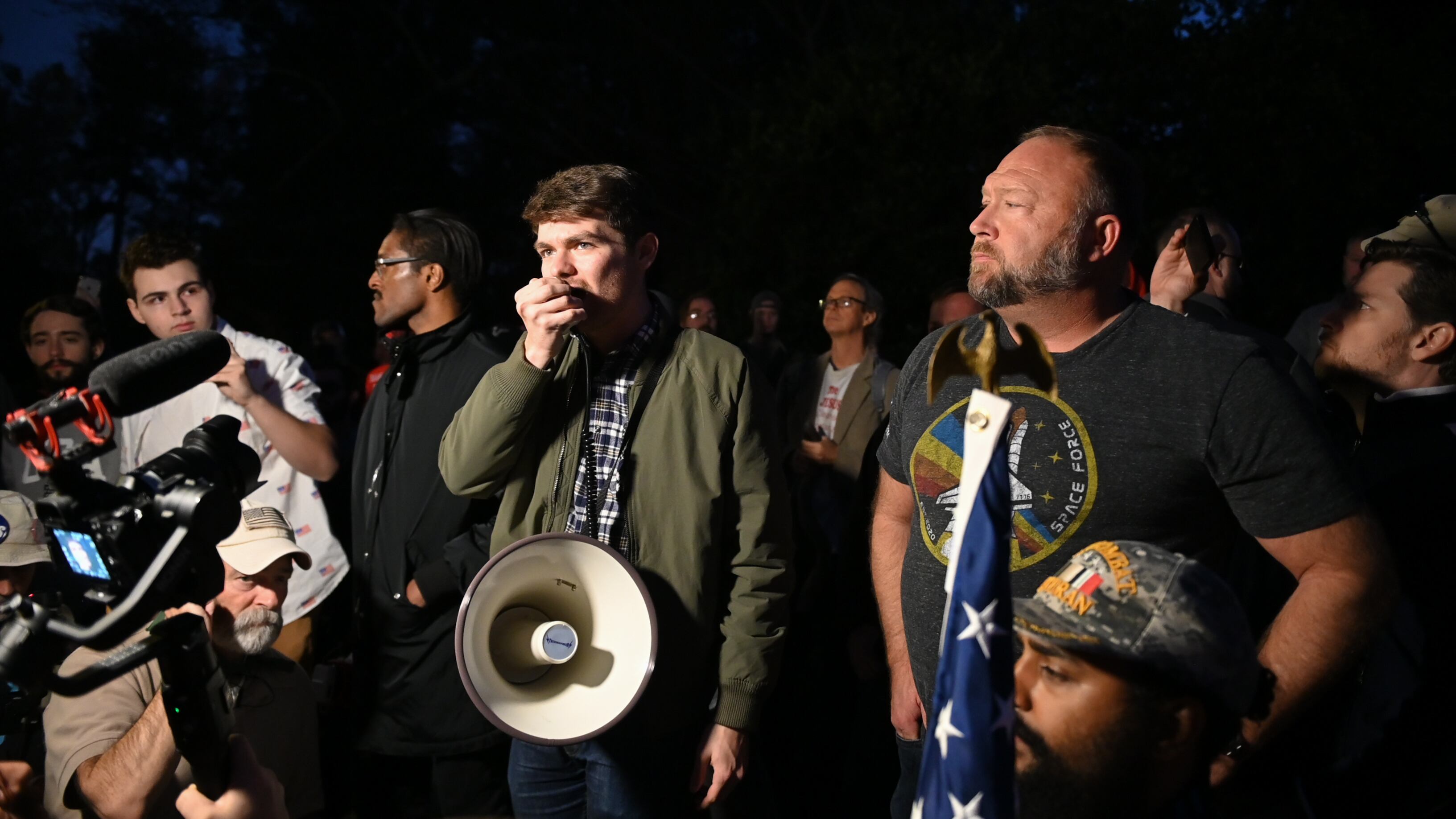 Nick Fuentes, Alex Jones y Ali Alexander durante un mitin de