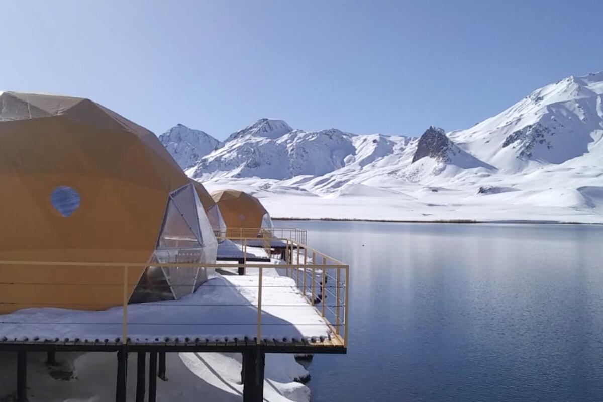 Se proyecta una superficie cubierta de 1500 m² que albergará pistas, restaurante, alojamientos y un parque solar