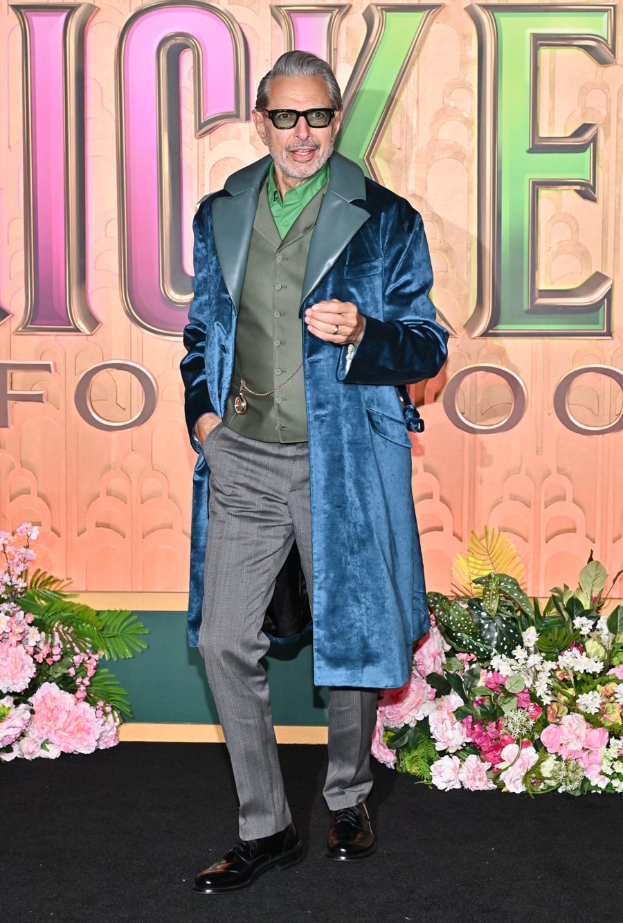 Goldblum reafirmó su condición de celebridad cool con su aparición en la avant premiere de la película inspirada en El mago de Oz que tuvo lugar en el Lincoln Center de Nueva York. Además de su vistoso tapado, el actor. El actor de 73 años engalanó su chaleco con un antiguo reloj cruzado