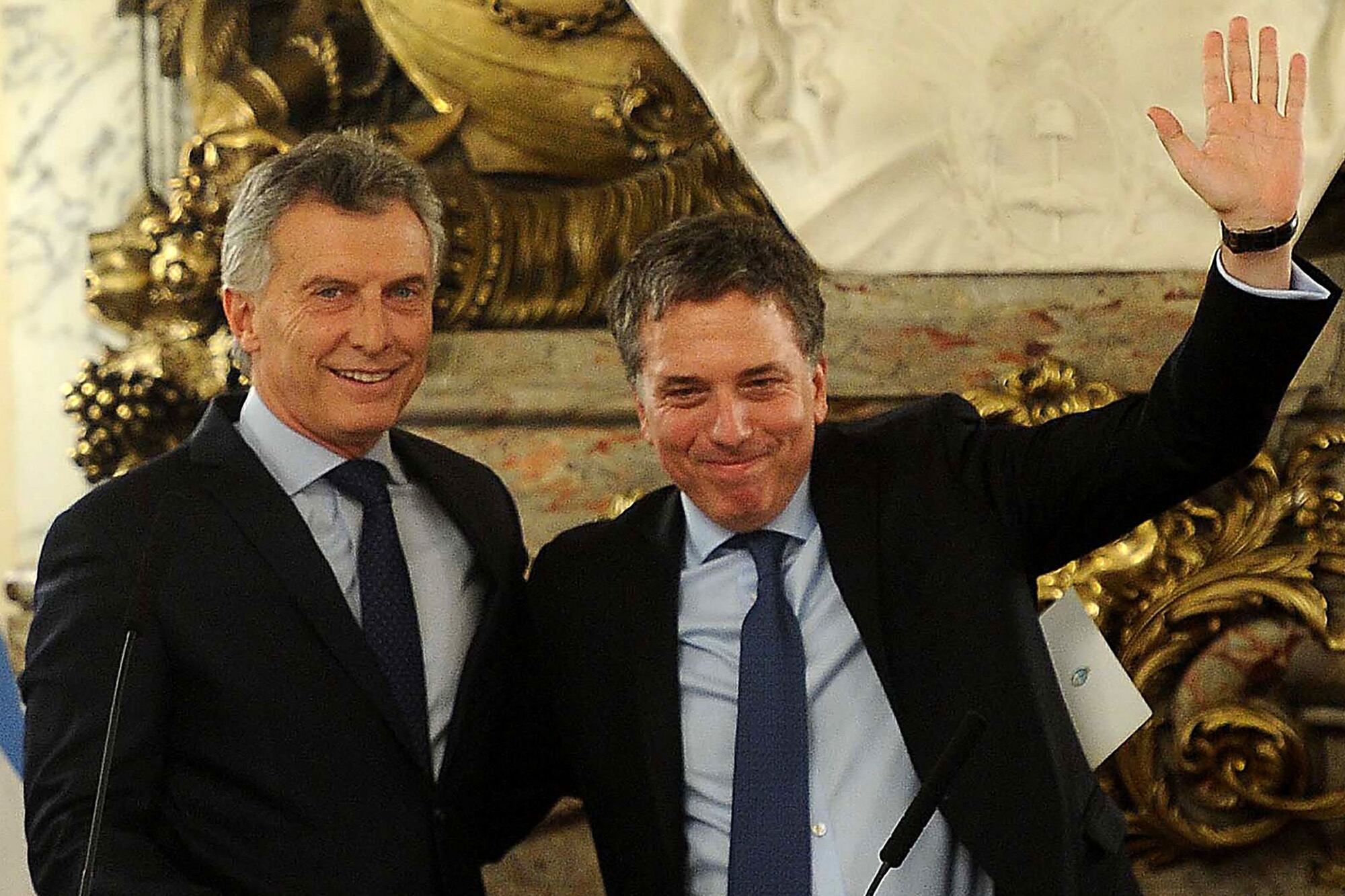 Mauricio Macri junto a Nicolás Dujovne.