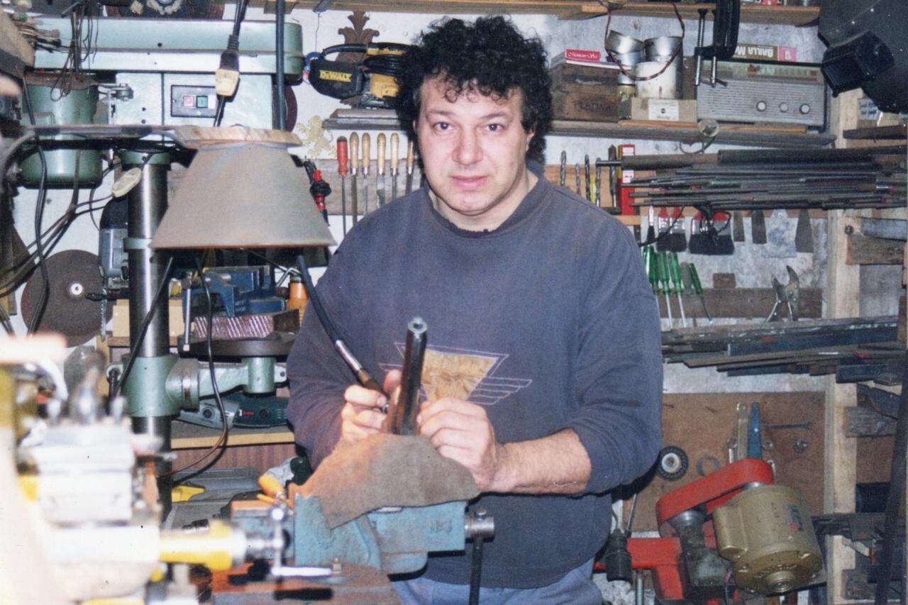 Osvaldo Gatto en su taller, a principios de los años 90, trabajando en la réplica de una pistola de duelo francesa