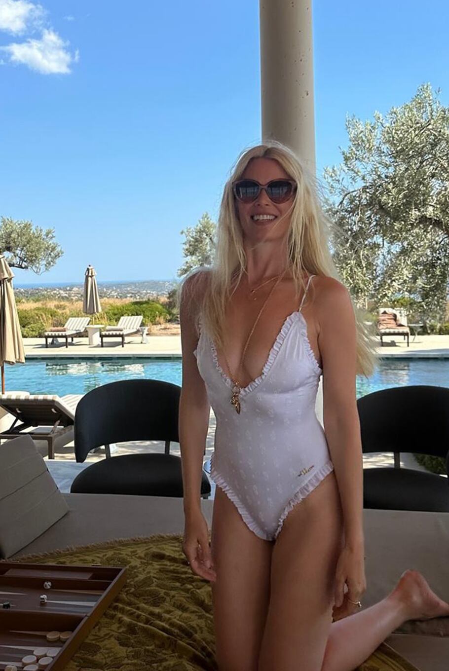 Schiffer eligió un traje de baño entero en color blanco para su gran día