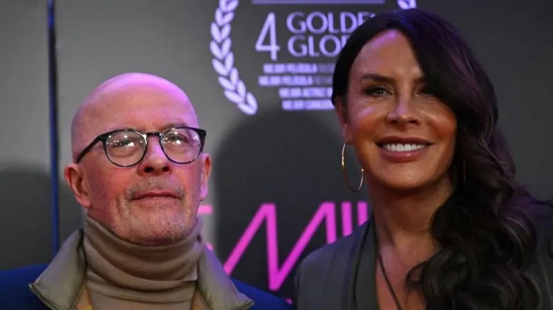 El director Jacques Audiard con Karla Sofía Gascón, la actriz que interpreta a Emilia Pérez