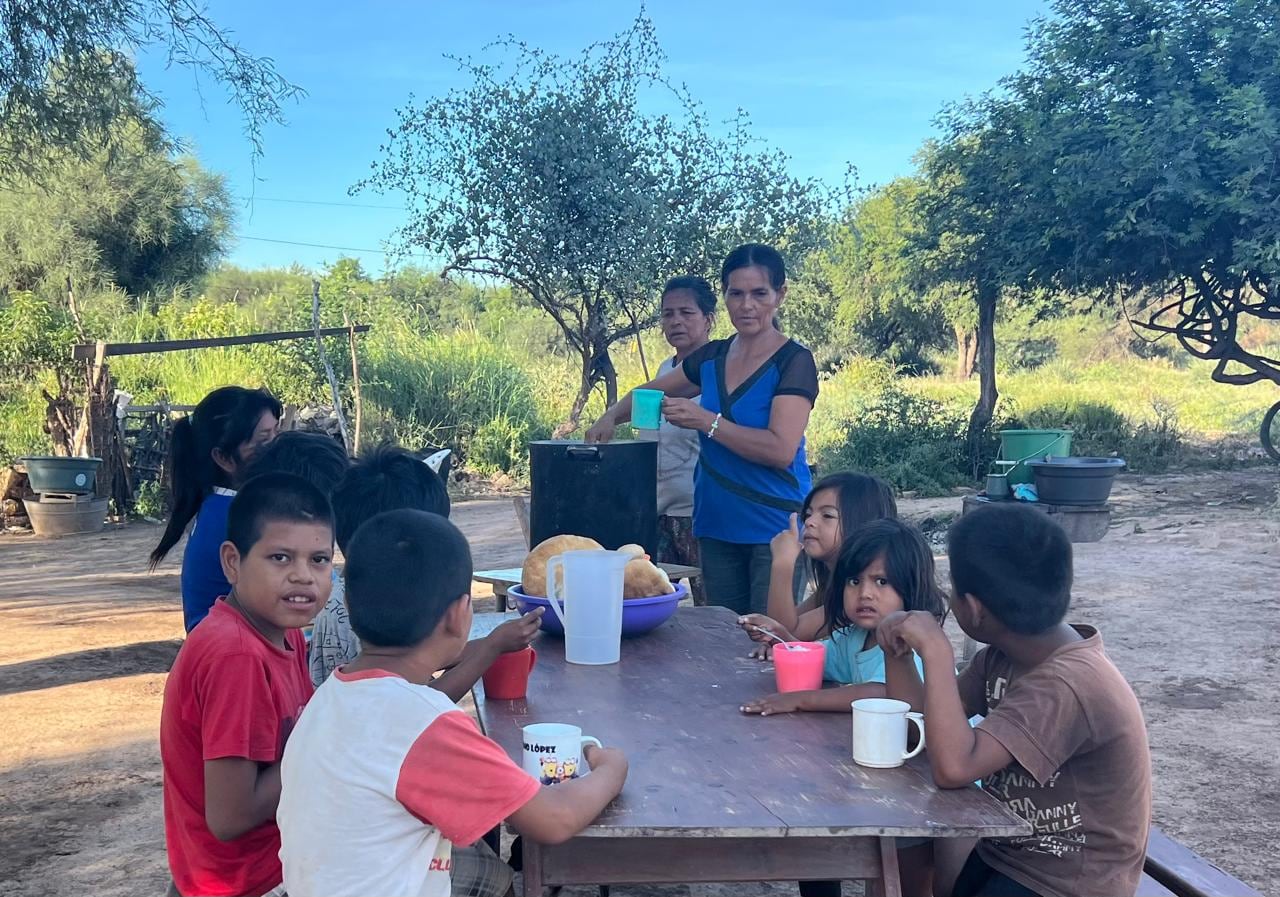 “Tiene una fuerza que no sé de dónde la saca”: Abrió su casa para frenar el hambre en su comunidad