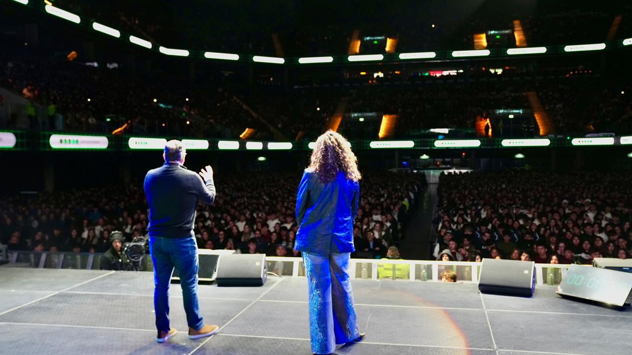 Migoya y Bearzi hablaron sobre la importancia de entender frente a más de 12.000 jóvenes