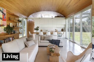 Construyeron su casa de fin de semana en chapa, con paneles corredizos que la hacen fácil de abrir y cerrar