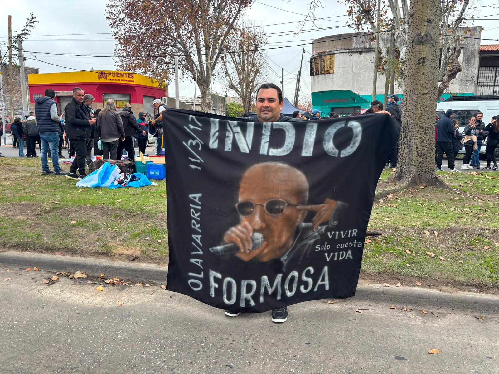 Iván Martínez, uno de los fanáticos que se acercó a despedirlo