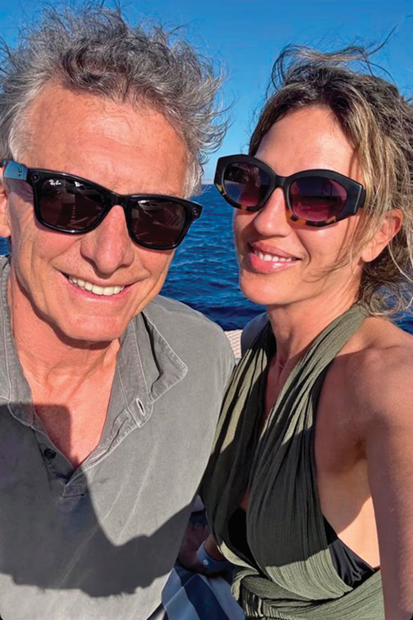 La pareja, con el Mediterráneo de fondo
