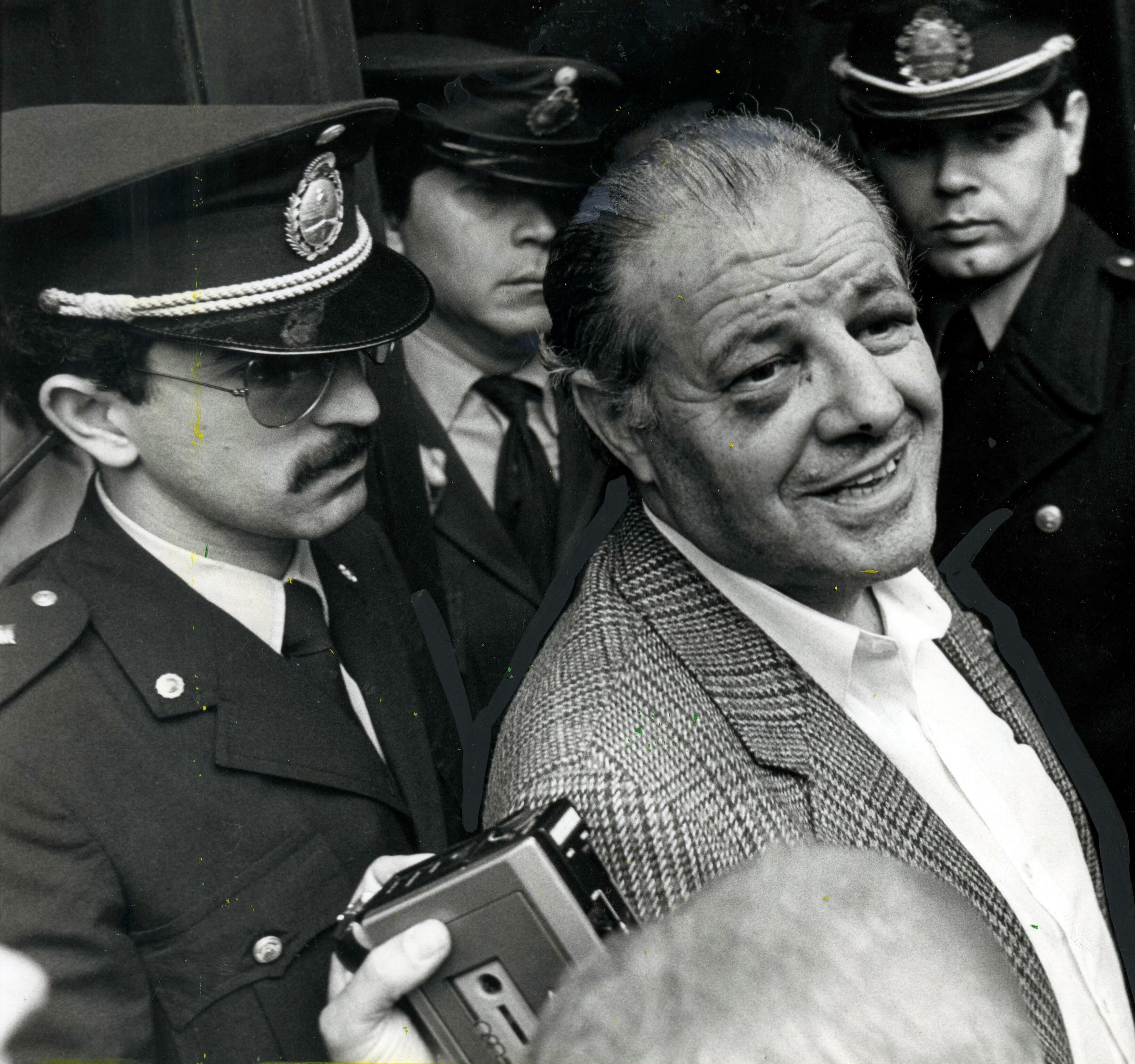 Guillermo Patricio Kelly, con lesiones en su rostro, se presenta a declarar en Tribunales dos días después de su secuestro, el 26 de agosto de 1983