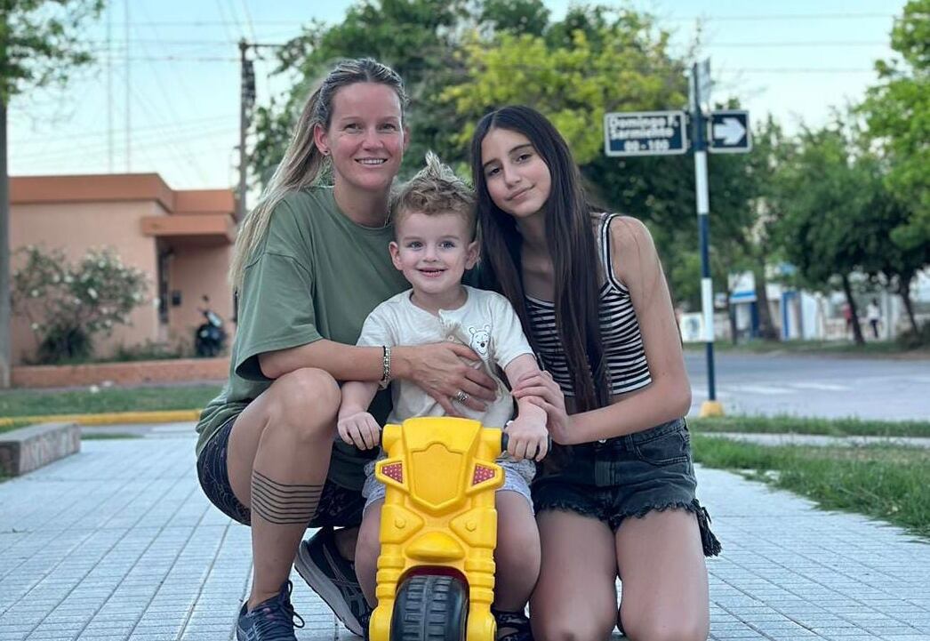 Marianela, feliz, junto a Olivia y Donato.