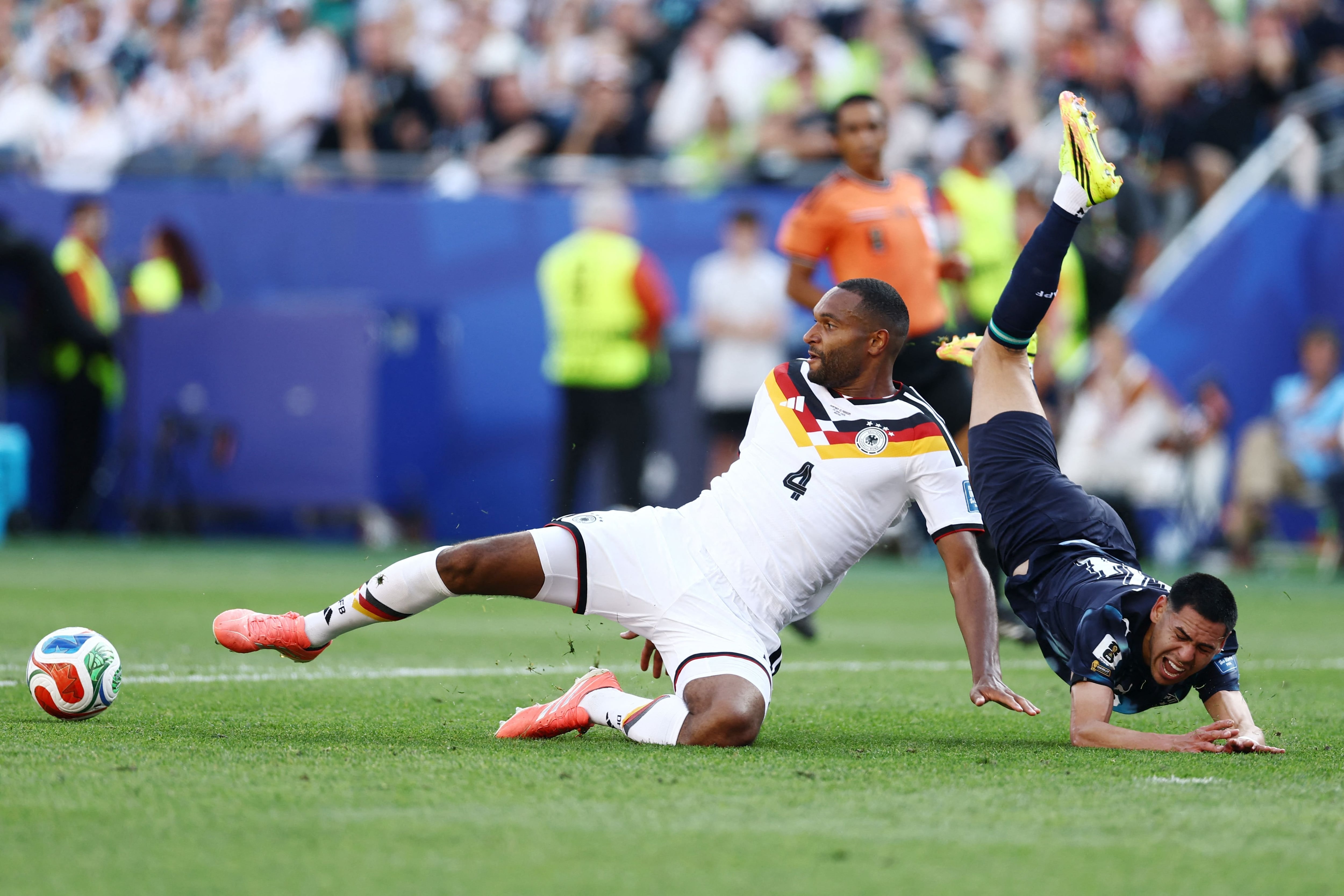 Jonathan Tah y Gustavo Caballero