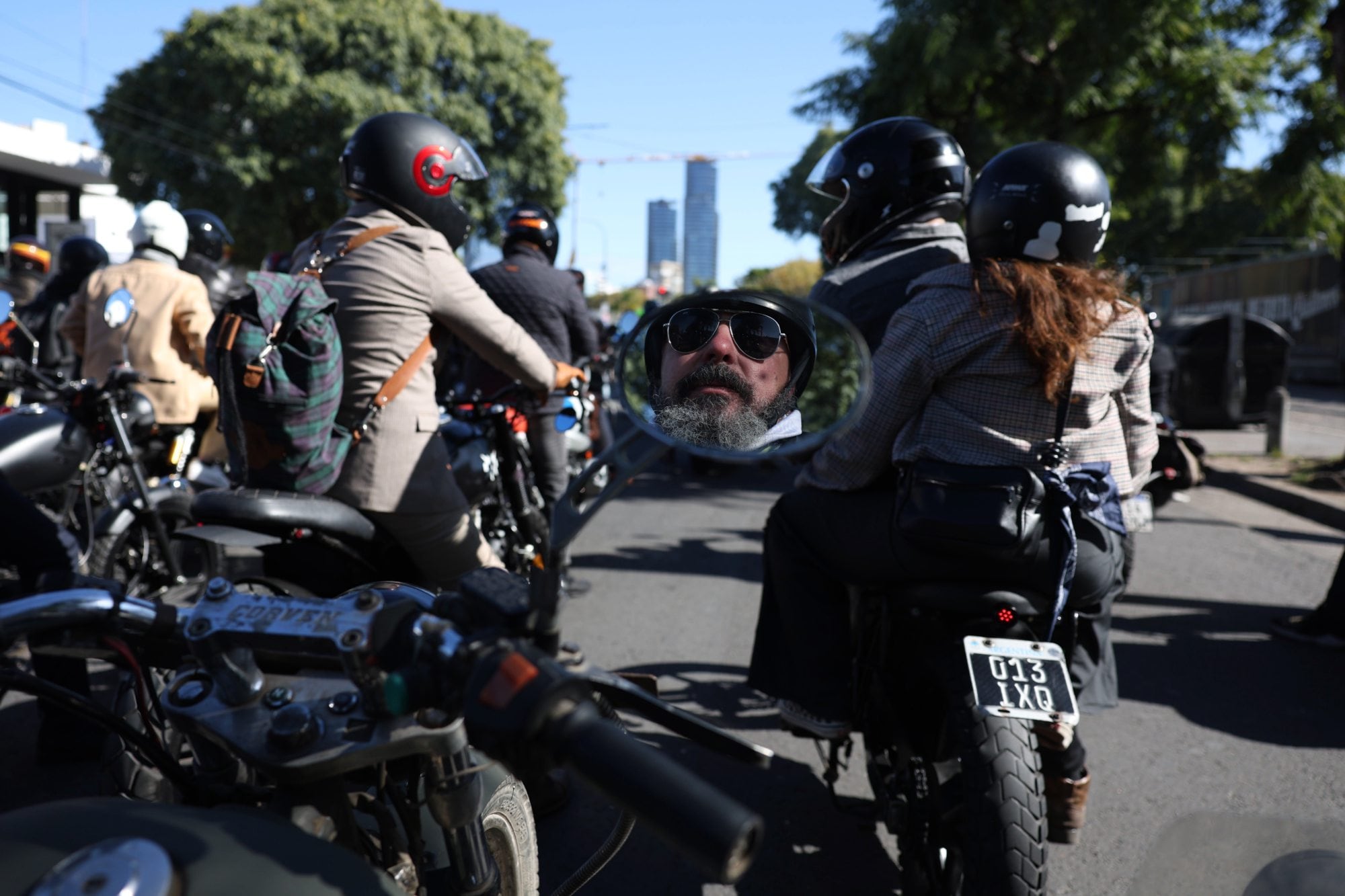 Motos y hombres en traje: el motivo por el que una caravana de motocicletas recorrió este domingo las calles porteñas.