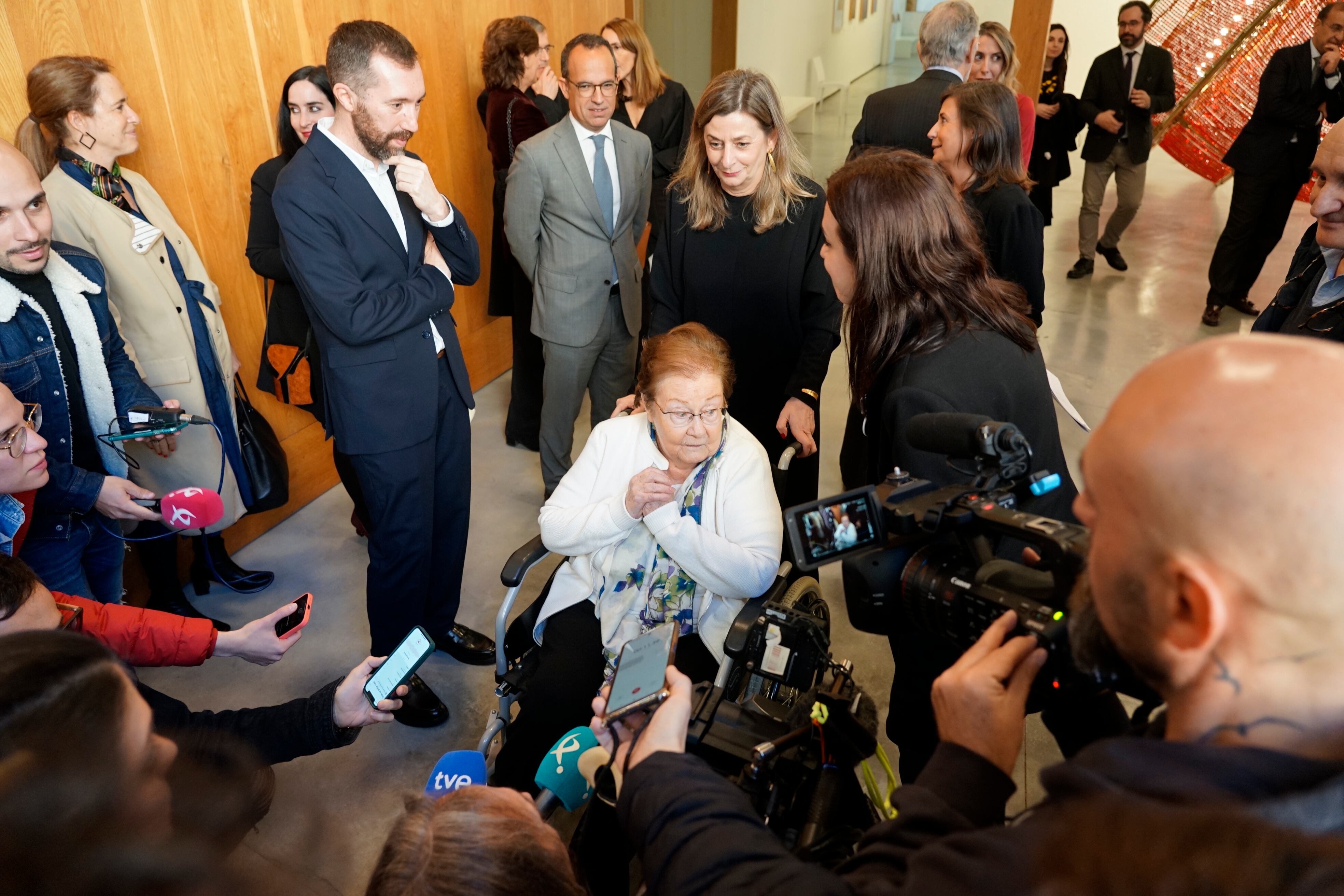 Helga de Alvear habló con la prensa en enero de 2024, tras ser reconocida por el Gobierno de Portugal con una medalla al mérito