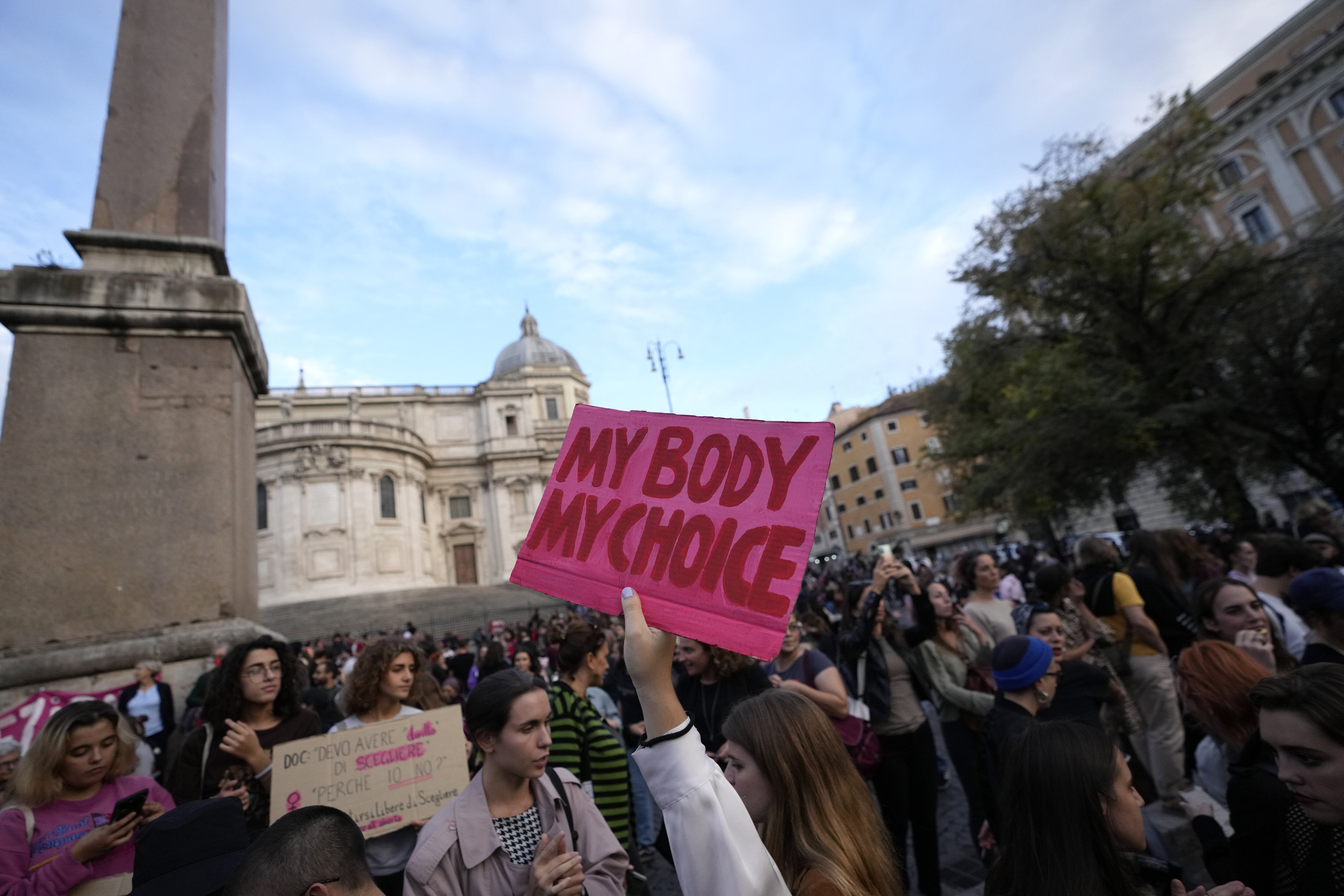 Manifestación en en el día internacional del aborto seguro, en Roma. en 2022. (AP/Alessandra Tarantino, file)