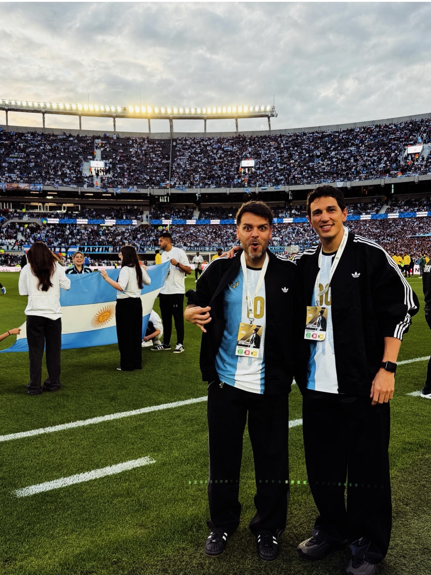Los cantantes formaron parte de la despedida de Lionel Messi en el Monumental