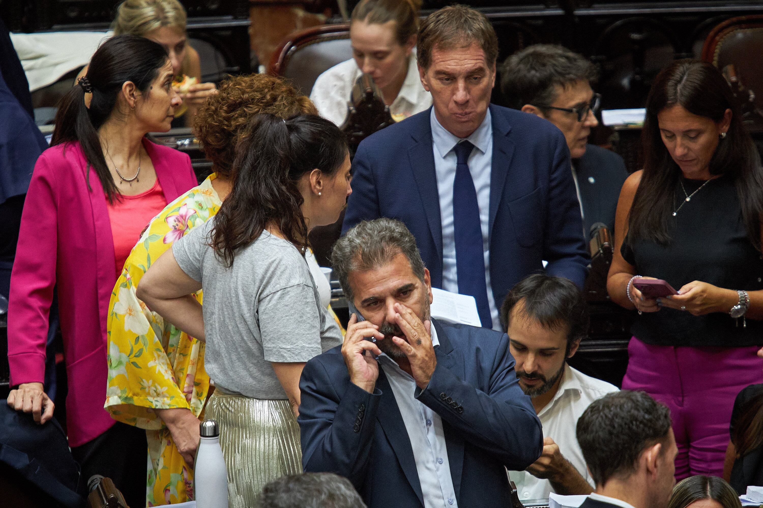 Cristian Ritondo, el jefe del bloque de Pro, habla por teléfono en el recinto de la Cámara de Diputados