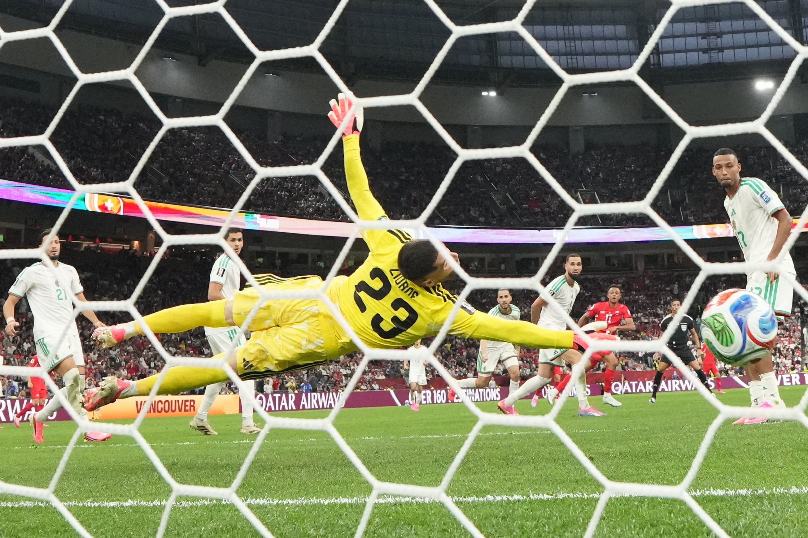 Antes de eliminar a Colombia, Suiza dejó en el camino a Argelia (AP Foto/Abbie Parr)