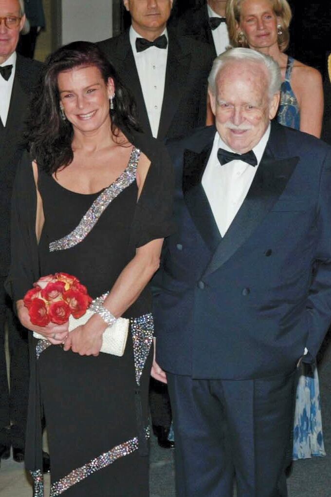 Estefanía junto a su padre, el príncipe Raniero, con el mismo vestido en el Baile de la Rosa de 2003