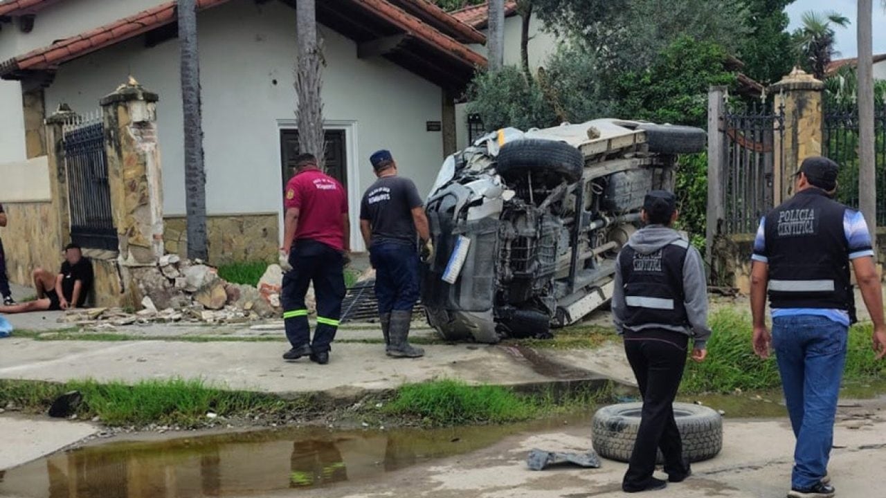 Chocaron, cambiaron de vehículo para fugarse y terminaron detenidos al volcar con el otro auto