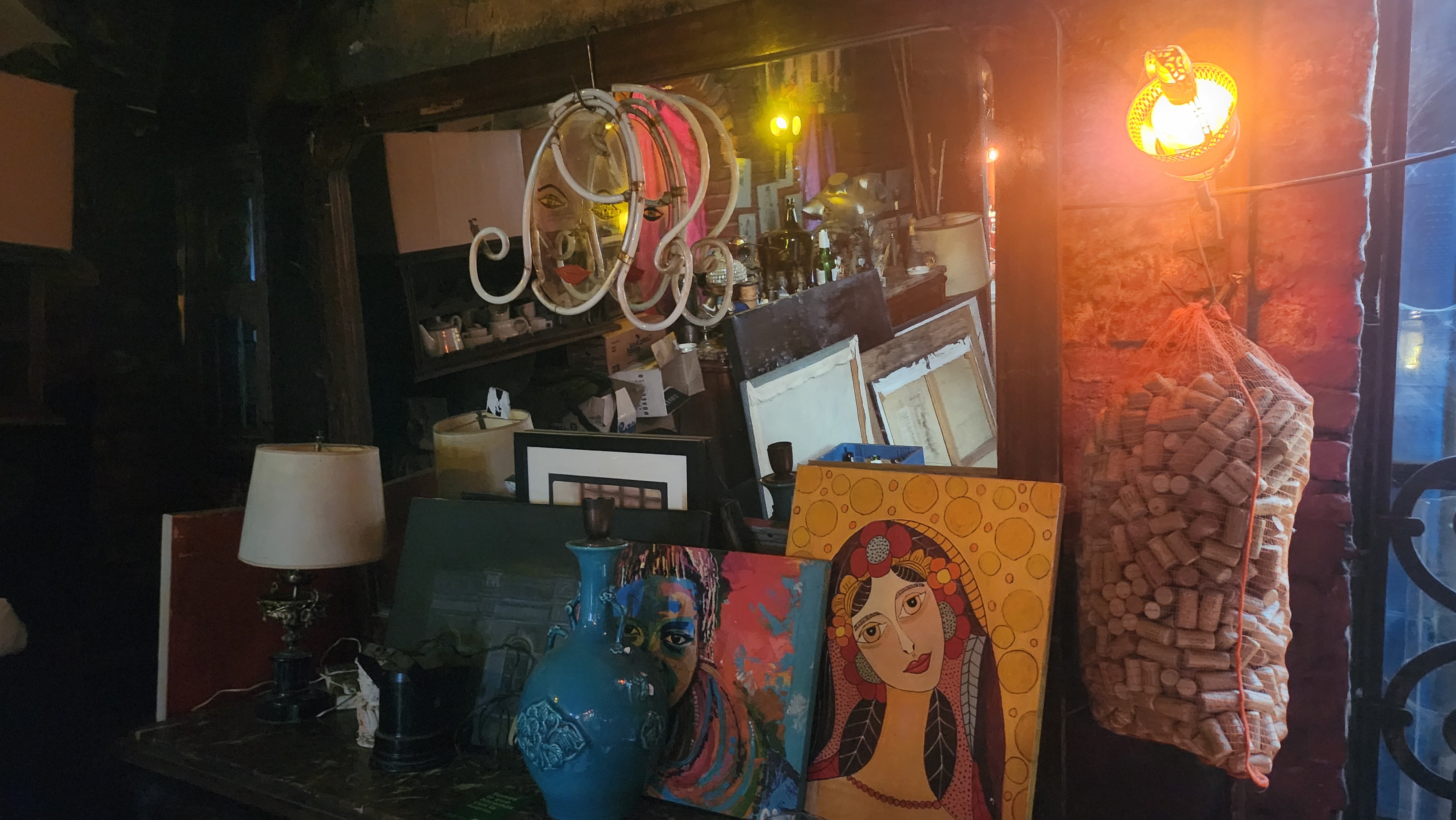 El isologo de la Dama en 3D, un espejo antiguo, pinturas y una de las bolsas de corcho que Leo colecciona