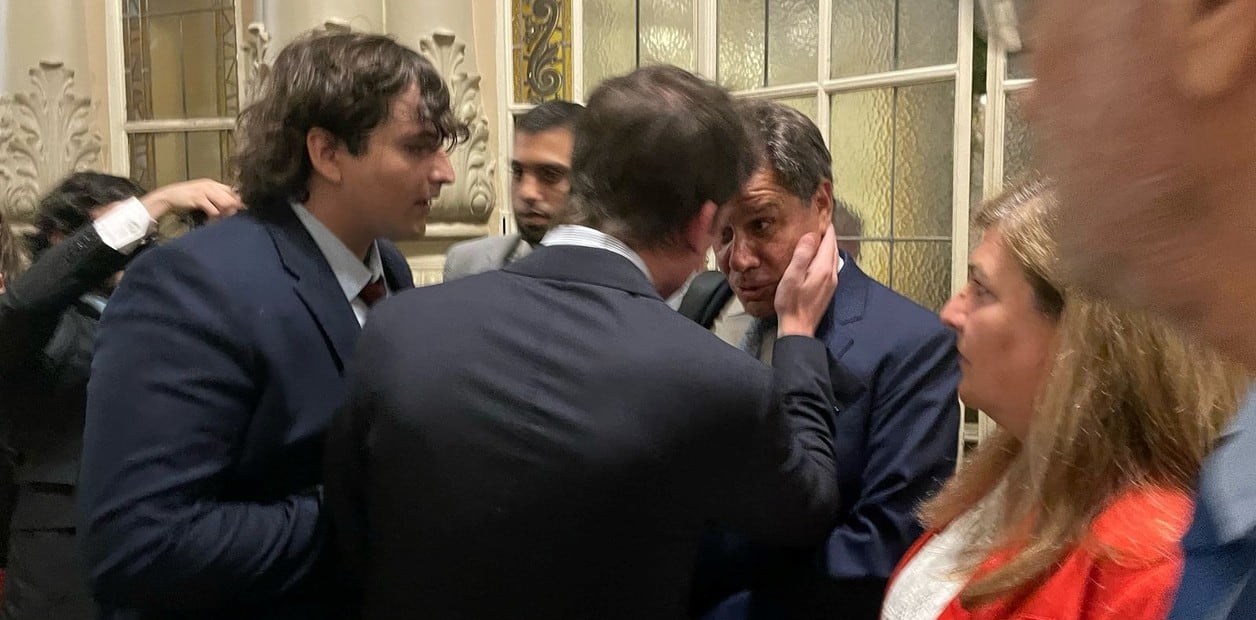 Santiago Caputo increpa a Manes en los pasillos del Palacio