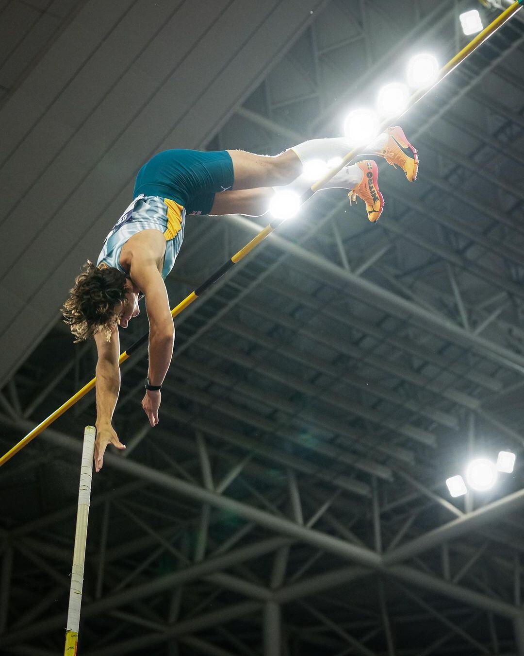 Armand Duplantis batió su propio récord mundial en salto con garrocha