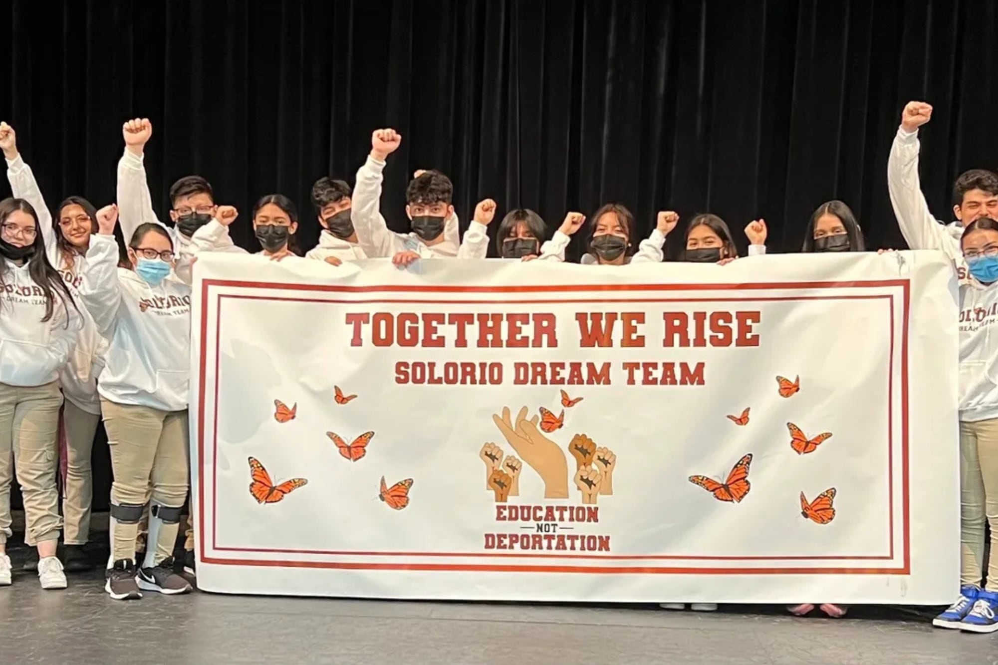 Los estudiantes recaudan fondos mediante la venta de ropa, artículos y comida en eventos escolares y comunitarios, además de recibir donaciones en línea