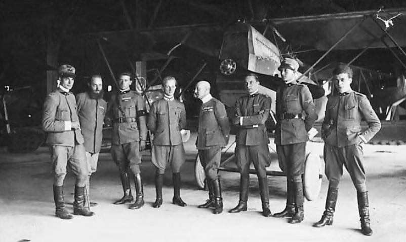 Los trece aviones italianos destinados a la incursión efectivamente partieron de sus bases a las 5:50 horas del 9 de agosto, pero tres de ellos debieron aterrizar forzosamente a los pocos minutos