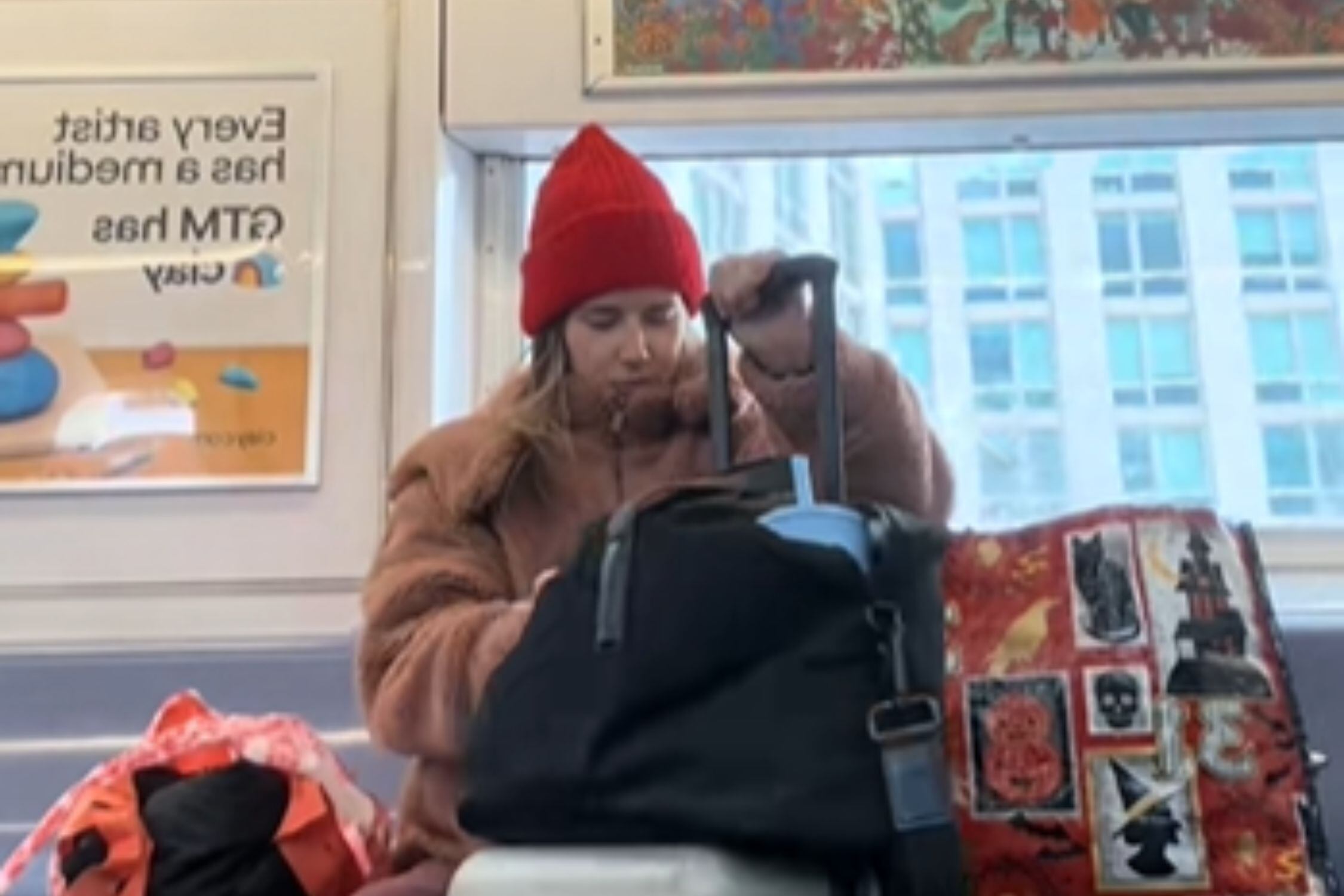 La joven viaja con su equipaje de una casa a otra; de esta manera, ahorra en alquiler y tiene un techo para vivir (TikTok/AlannaParrish)