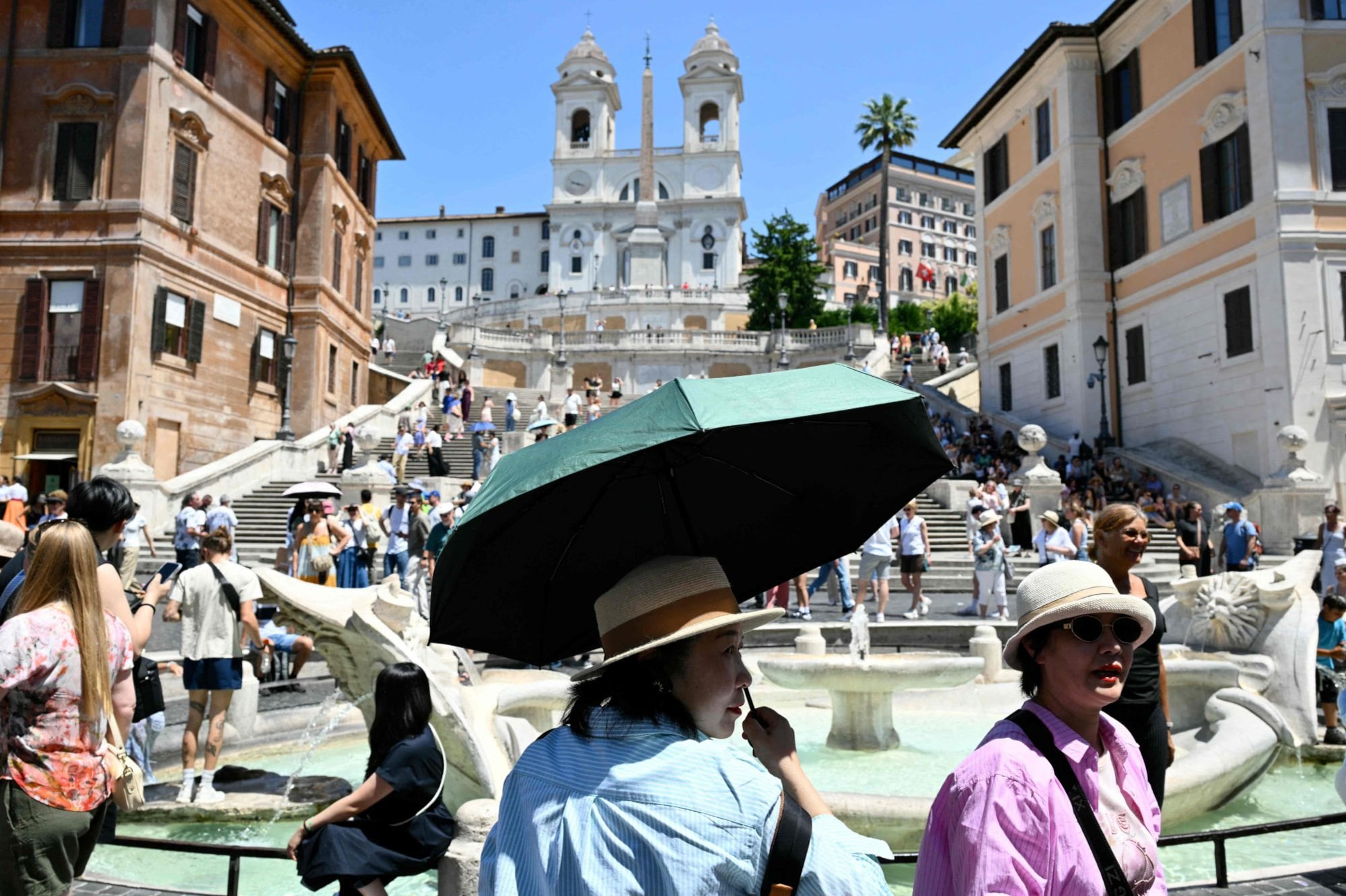 Turistas recorren Roma, otra de las ciudades agobiadas por la crisis de la vivienda