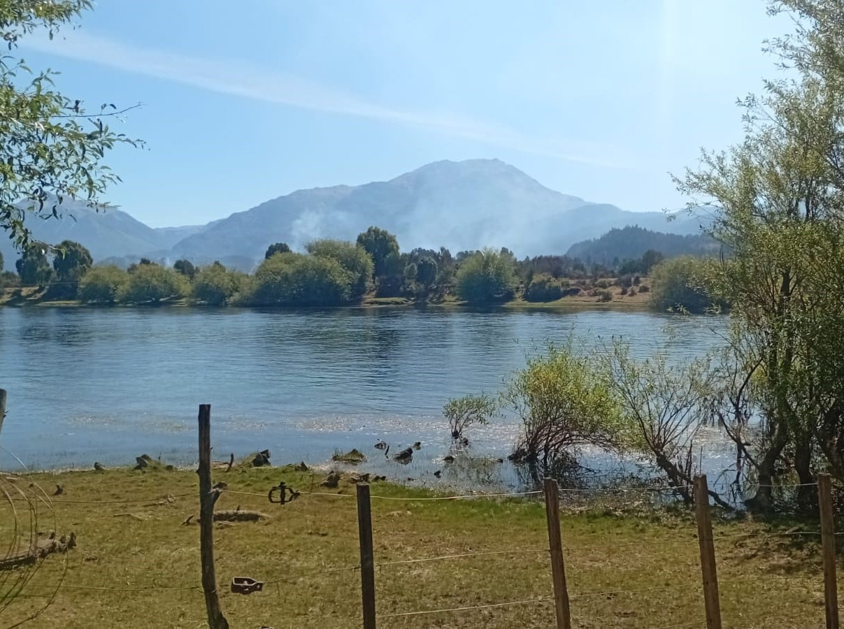 Vista del humo de los incendios en Los Alerces, cerca del río Grande-Futaleufú