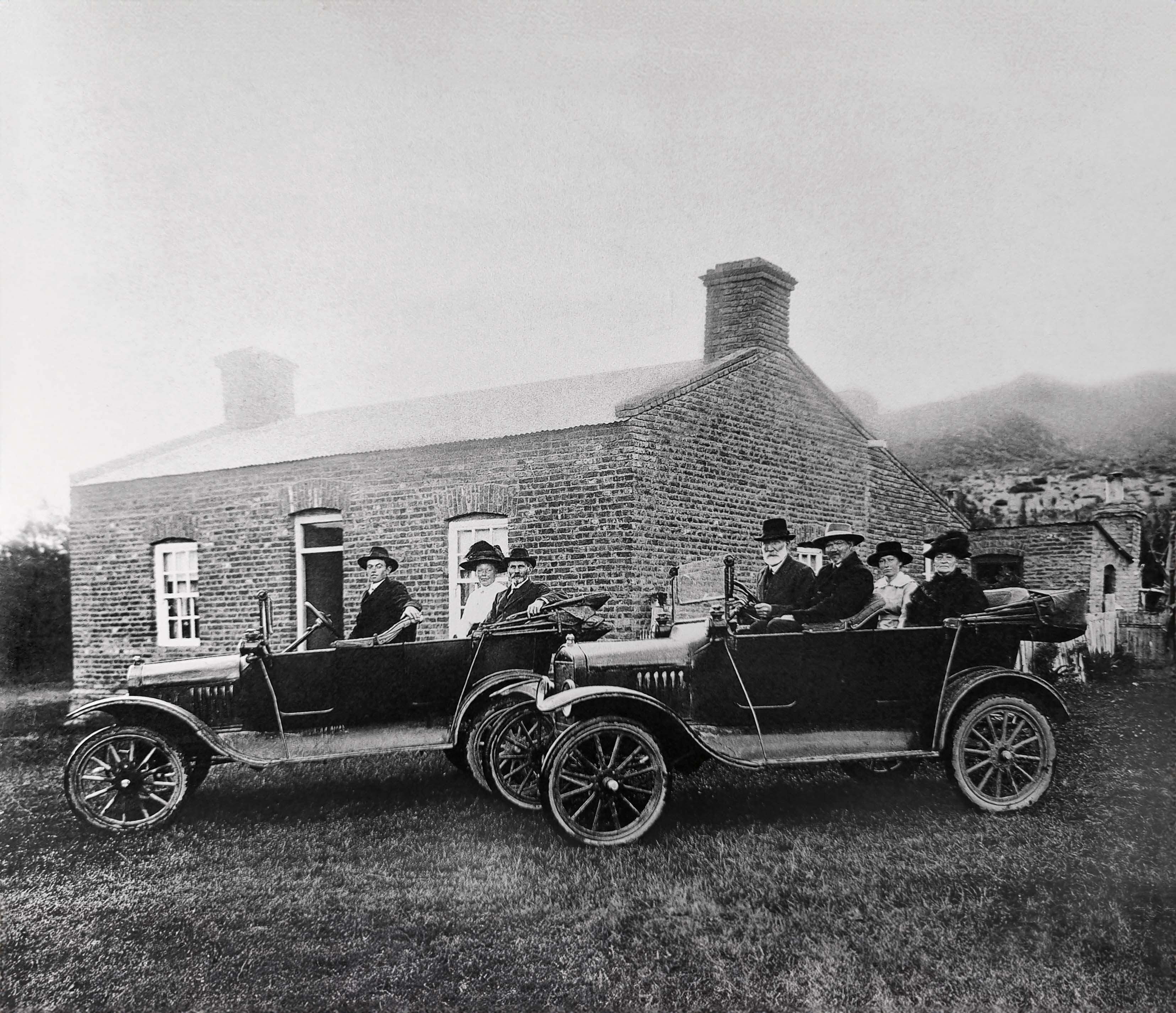 Jacob Morgan y Daniel Evans con familiares, Esquel, ca 1920.