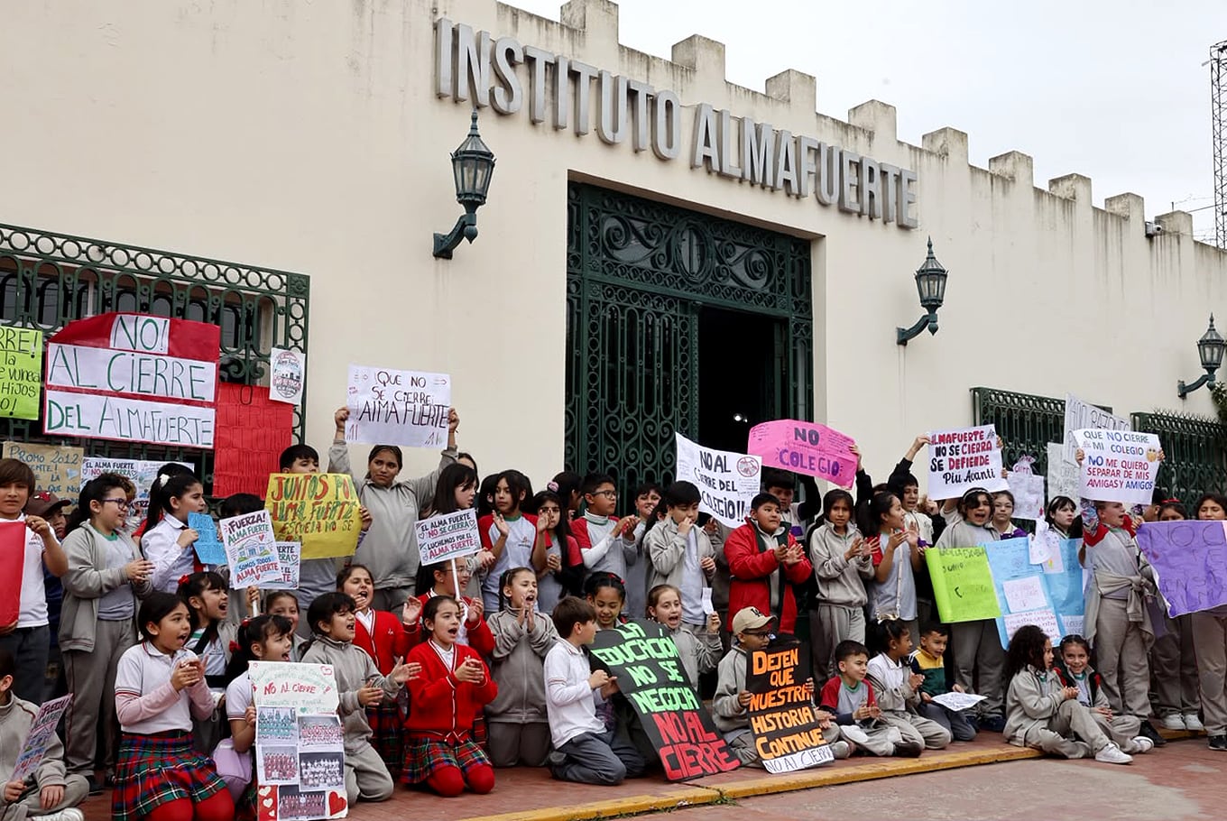 Familias, docentes, alumnos y vecinos se movilizaron en la puerta del Instituto Almafuerte tras conocerse el fallo que ordenaba el cierre de la institución