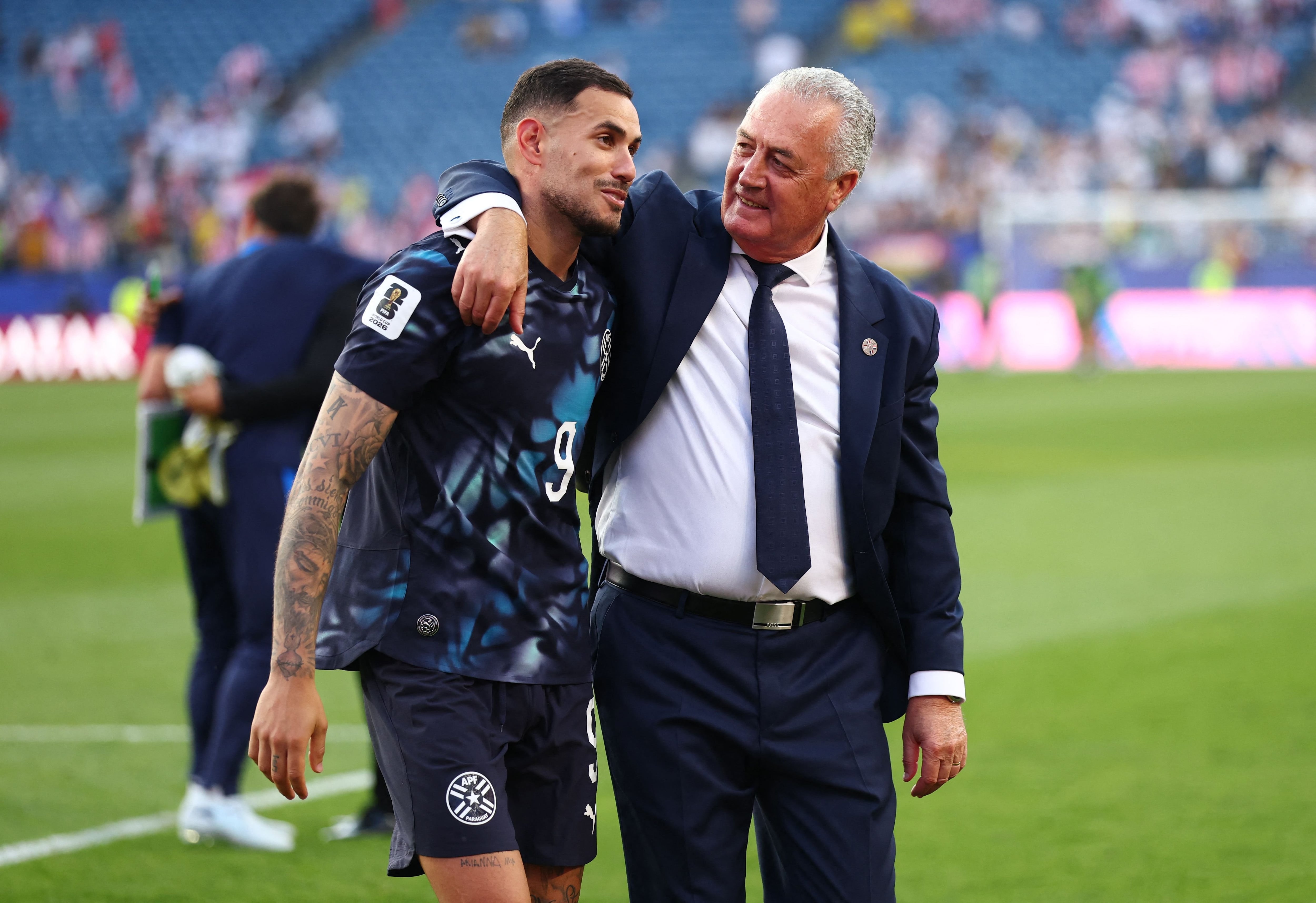 De la tensión al alivio. Alfaro y Sanabria, quien había fallado un penal en la serie (Photo by ROBERT CIANFLONE / GETTY IMAGES NORTH AMERICA / Getty Images via AFP)