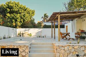 Heredaron una casa oscura y reformaron para convertirla en un auténtico sueño playero