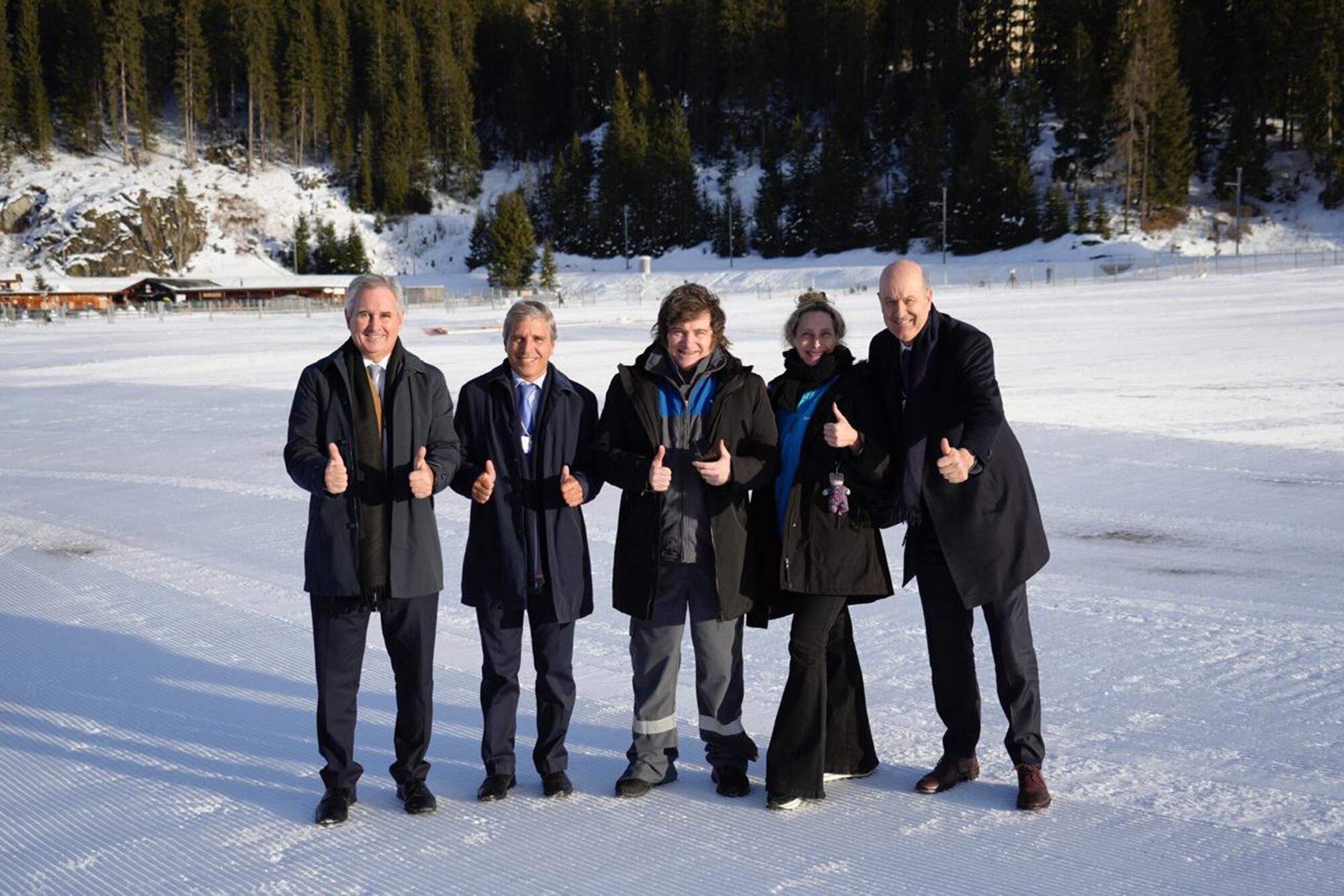 Milei y Quirno, junto al resto de la comitiva oficial que viajó a Davos