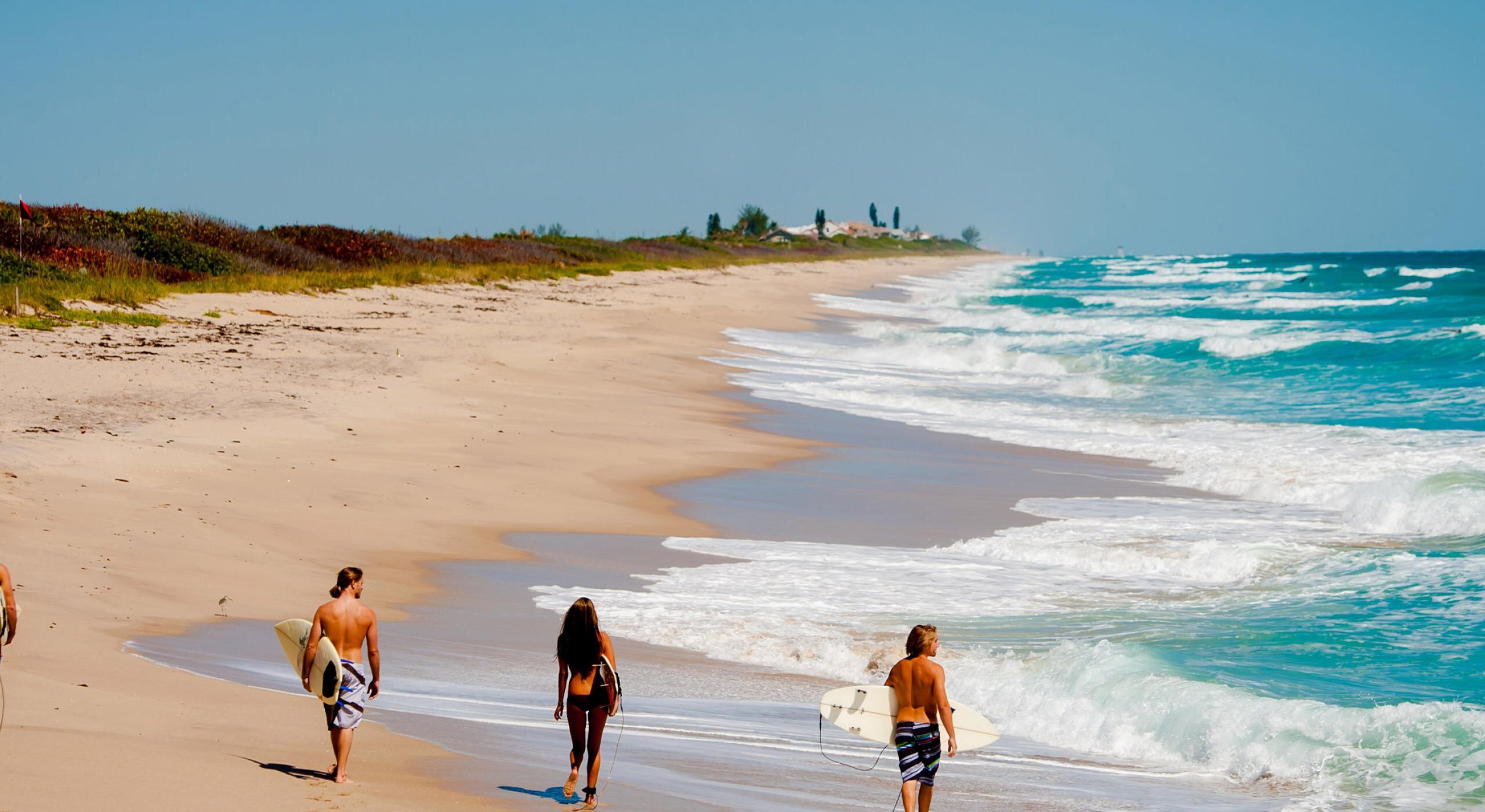 Surfistas recorren las playas de Cocoa Beach en Florida (web/visittheusa)