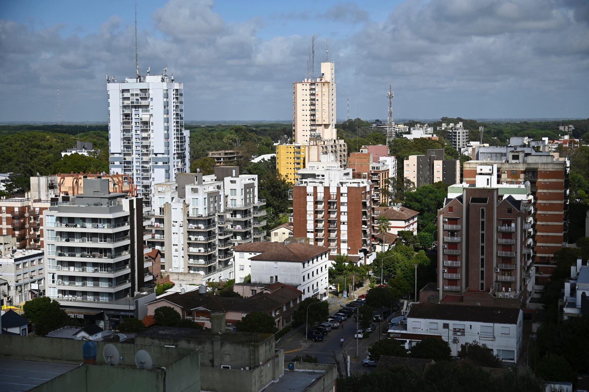 Pinamar - Derrumbes de balcones en la costa: cómo afecta a la edificación el ambiente salirroso del mar.