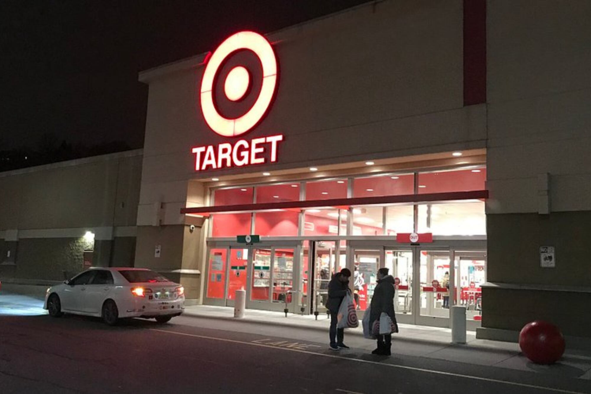 El análisis con inteligencia artificial de ChatGPT comparó precios publicados en las webs oficiales de ambas cadenas el 10 de noviembre de 2025