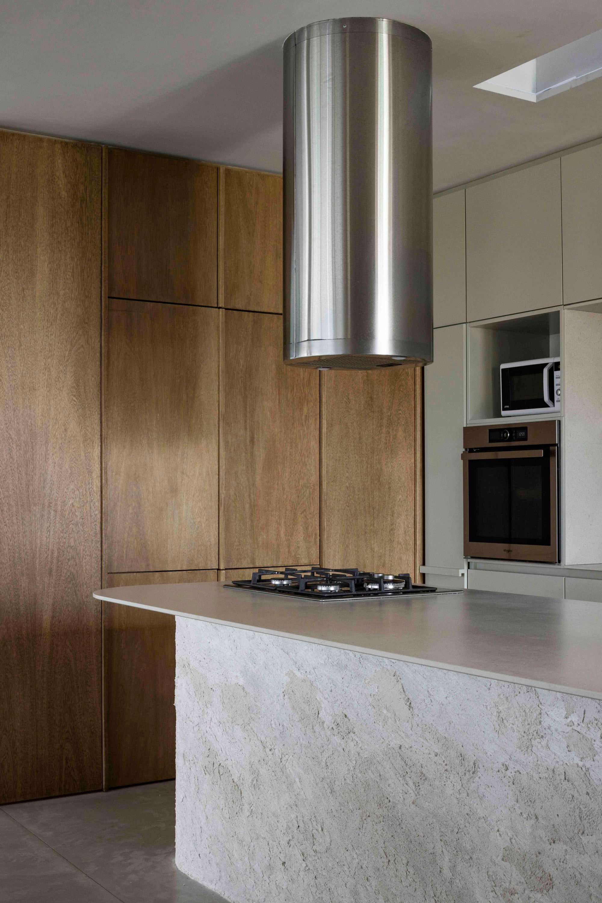 Mueble de cocina (ZIM Arquitextura) laqueado en tono ‘Techno Gray’ (Sherwin Williams). Extractor ‘Selene’ (Maraldi).