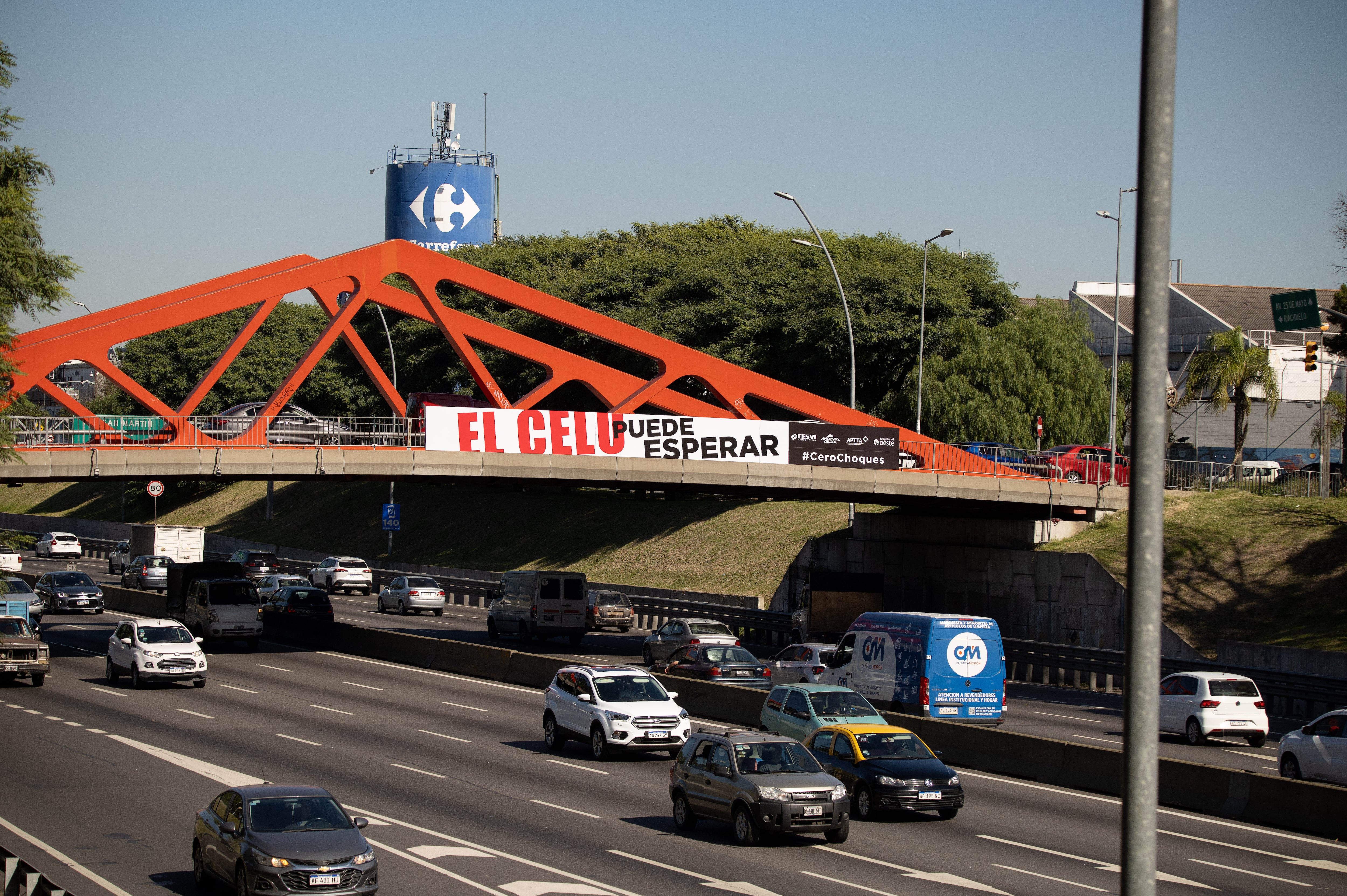 Otro cartel de la campaña intenta de evitar en su totalidad el uso del celular en los conductores