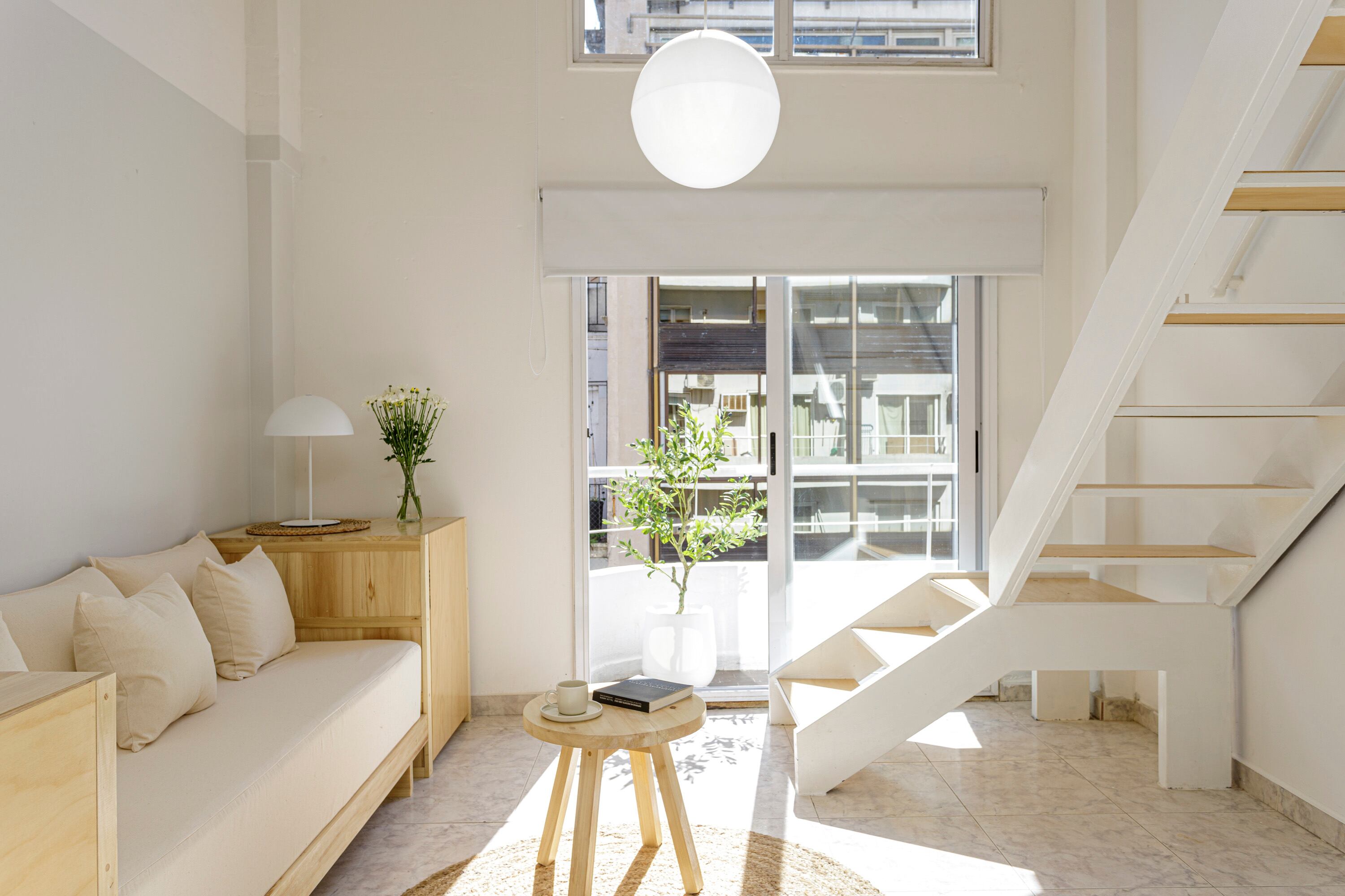 ‘‘La escalera se parece a la original, pero hicimos tres movimientos fundamentales que cambiaron muchísimo el ambiente: modificamos la baranda, la pintamos de blanco y le pusimos peldaños de la misma madera que los muebles’’.