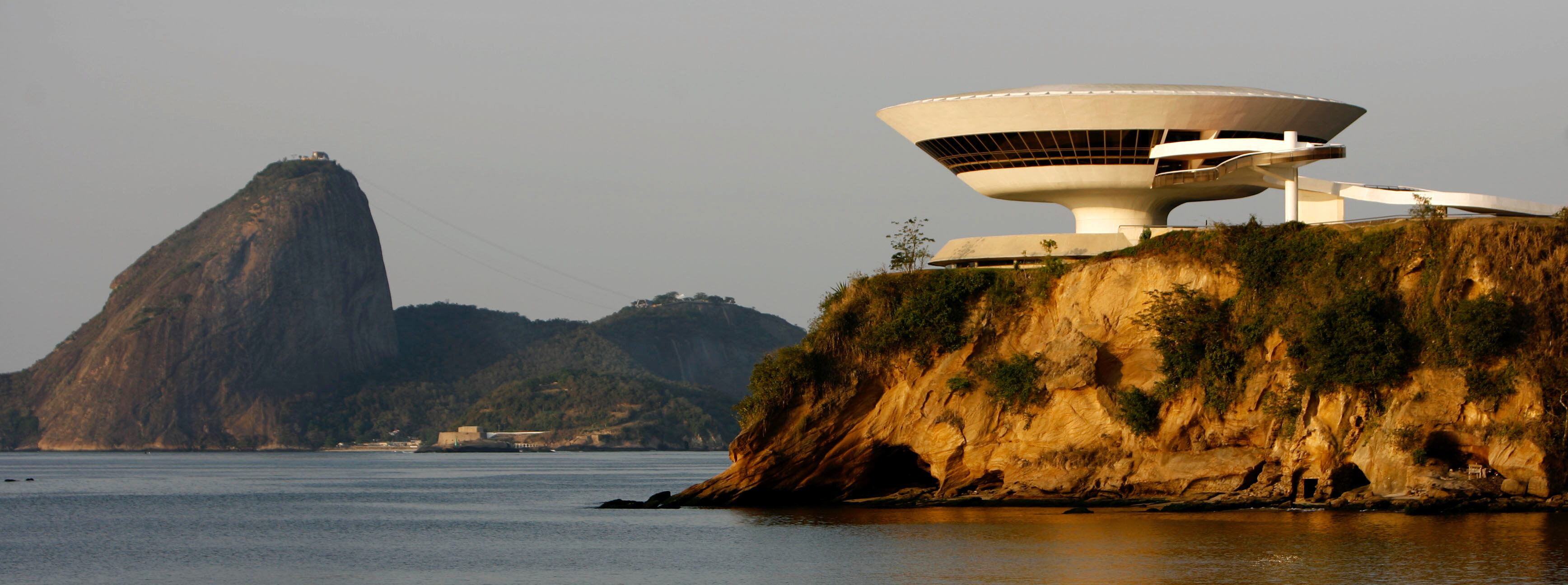 El futurista Museo de Arte Contemporáneo de Niteroi vale la pena la hora de traslado desde la zona sur