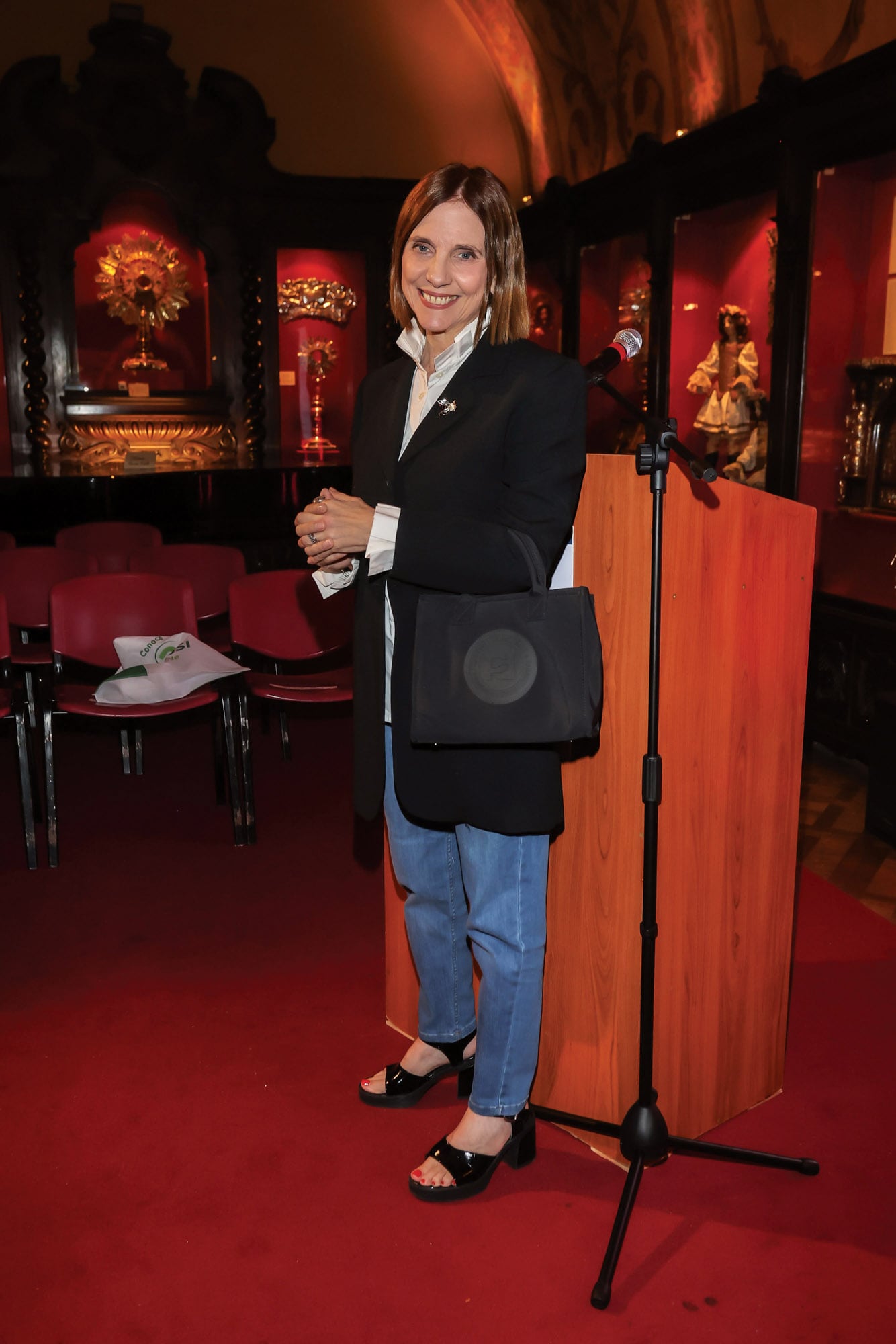 Jeans, camisa clásica y blazer para Silvina Chediek