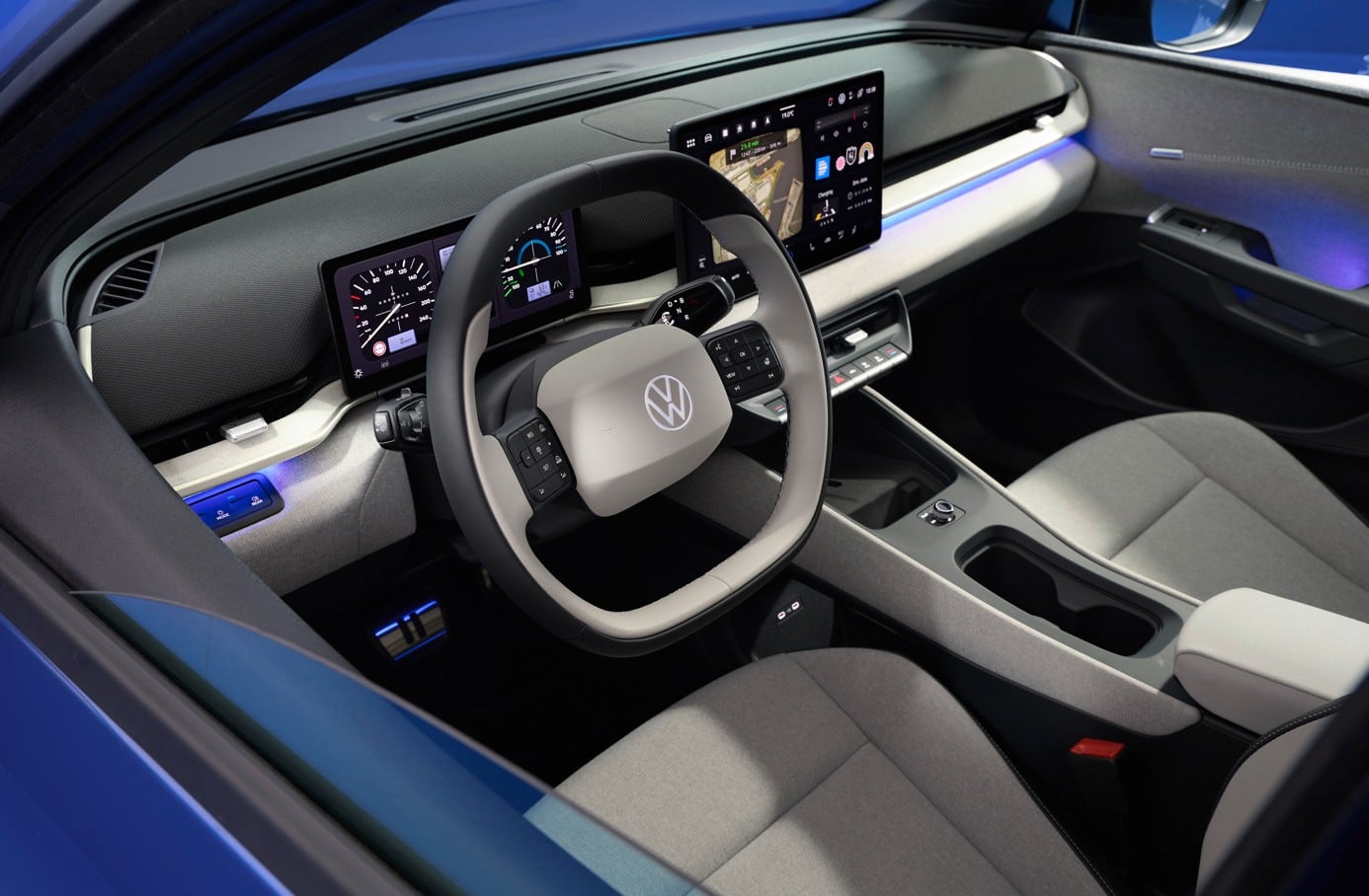 El interior viene con un tablero de instrumentos de 10″ y una pantalla central de 13″ para el sistema multimedia