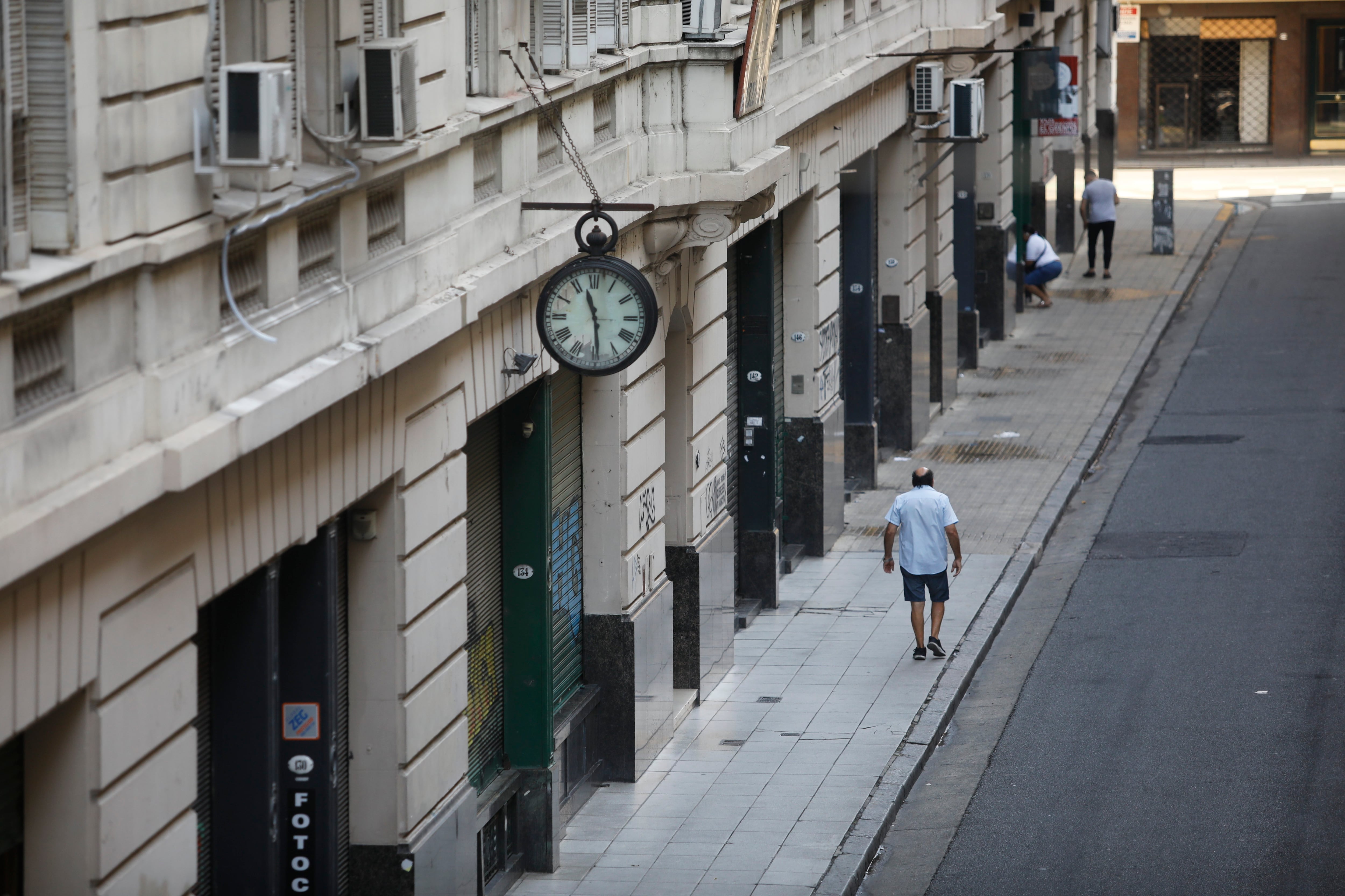 Encanto francés: el pasaje más parisino de Buenos Aires, y la única calle en espejo, estrena galería de arte y futuros hoteles