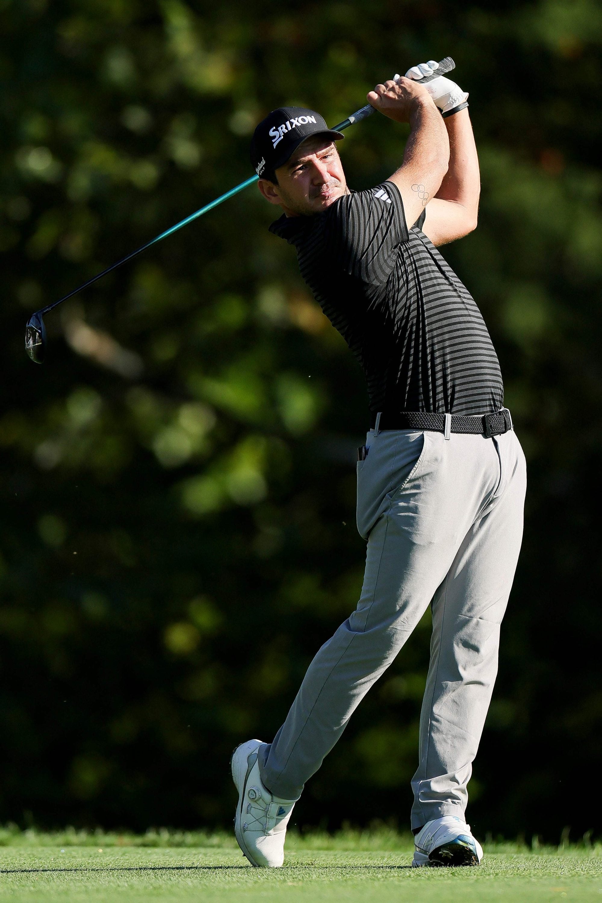 Tosti pega en el hoyo 10 en el Biltmore Championship Asheville 2026, donde tuvo el conflicto con el caddie. No pudo superar el corte
