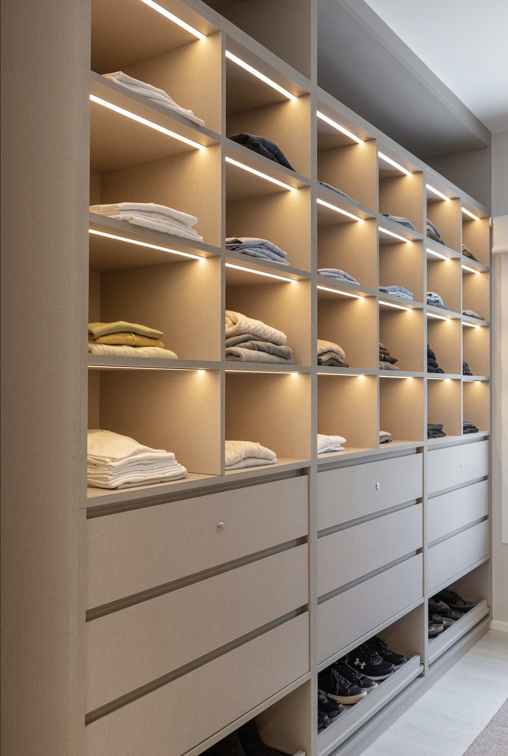 Mueble en melamina revestido (Faplac seda Giorno) con luces LED en cada estante, cajones con cerradura y espacio a medida para el calzado.