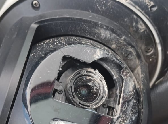 Una de las cámaras de seguridad en el acceso al pueblo de Olavarría fue baleada, según denunciaron los productores, que advierten sobre la impunidad con la que actúan los delincuentes