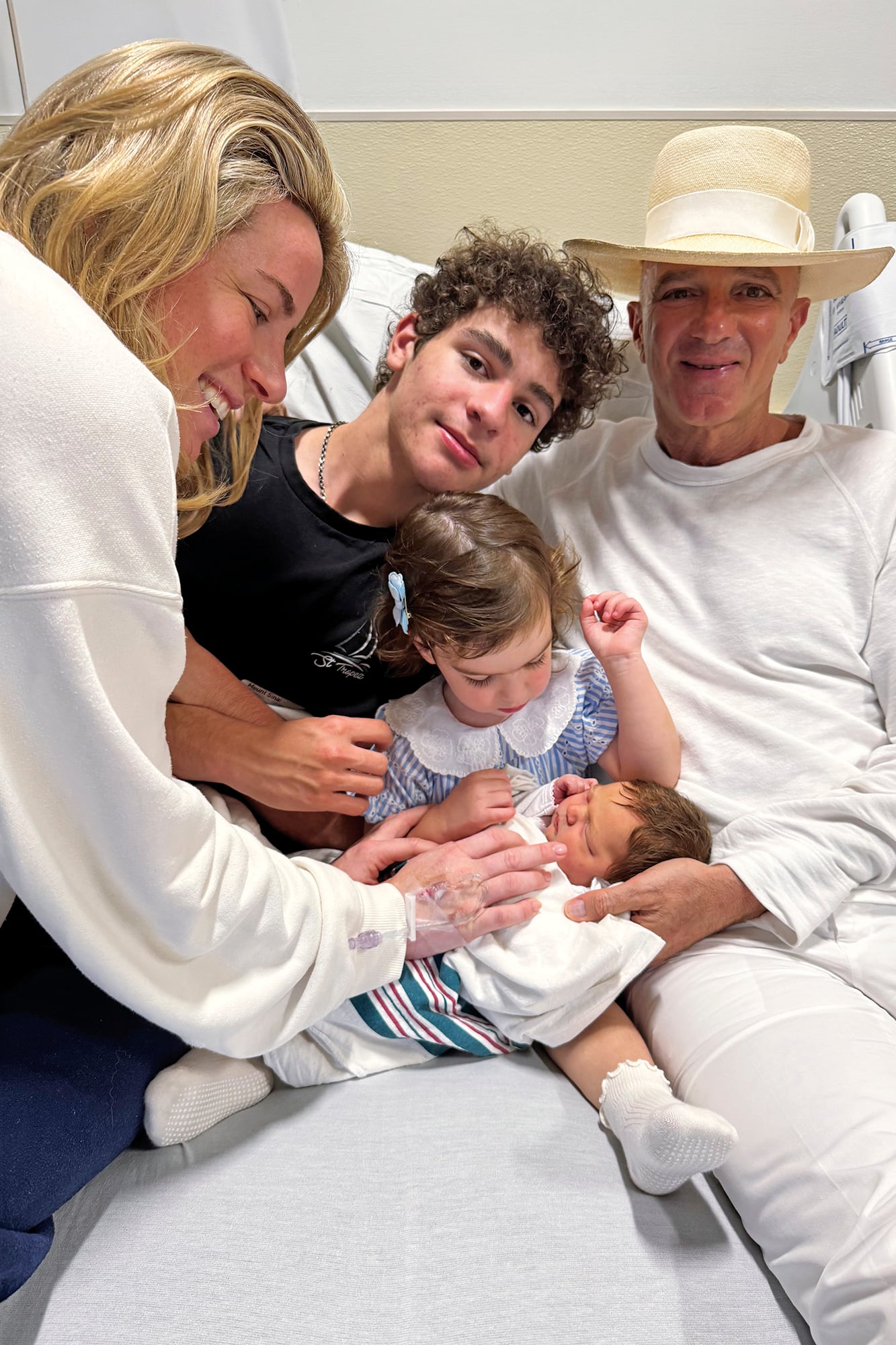 La foto de la felicidad. Alan y Grace posan con Noa (el hijo mayor de Faena) y sus hijas mujeres, Rubi y Tigerlili